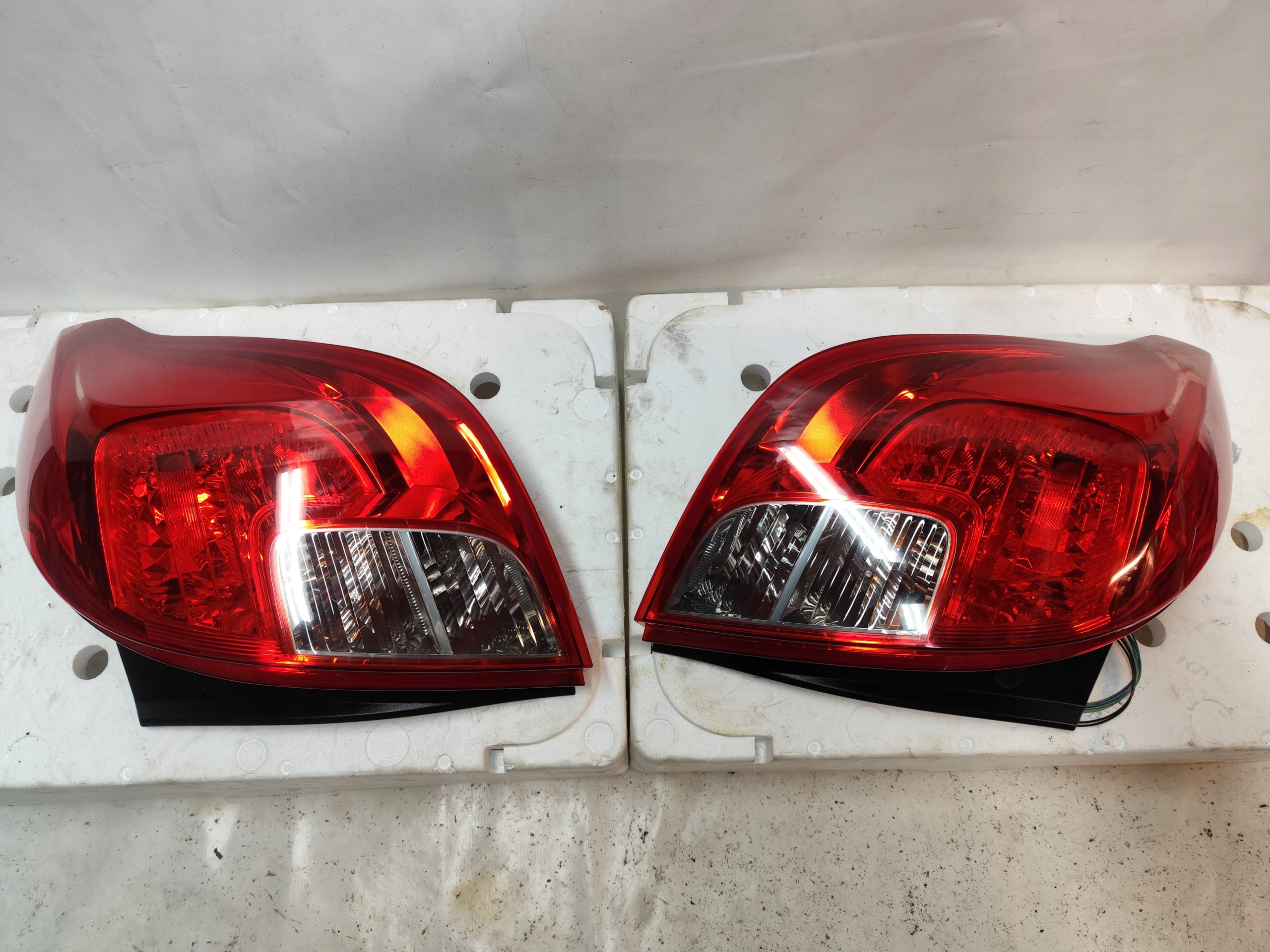 OPEL MOKKA light rear part left DEMONTAZ