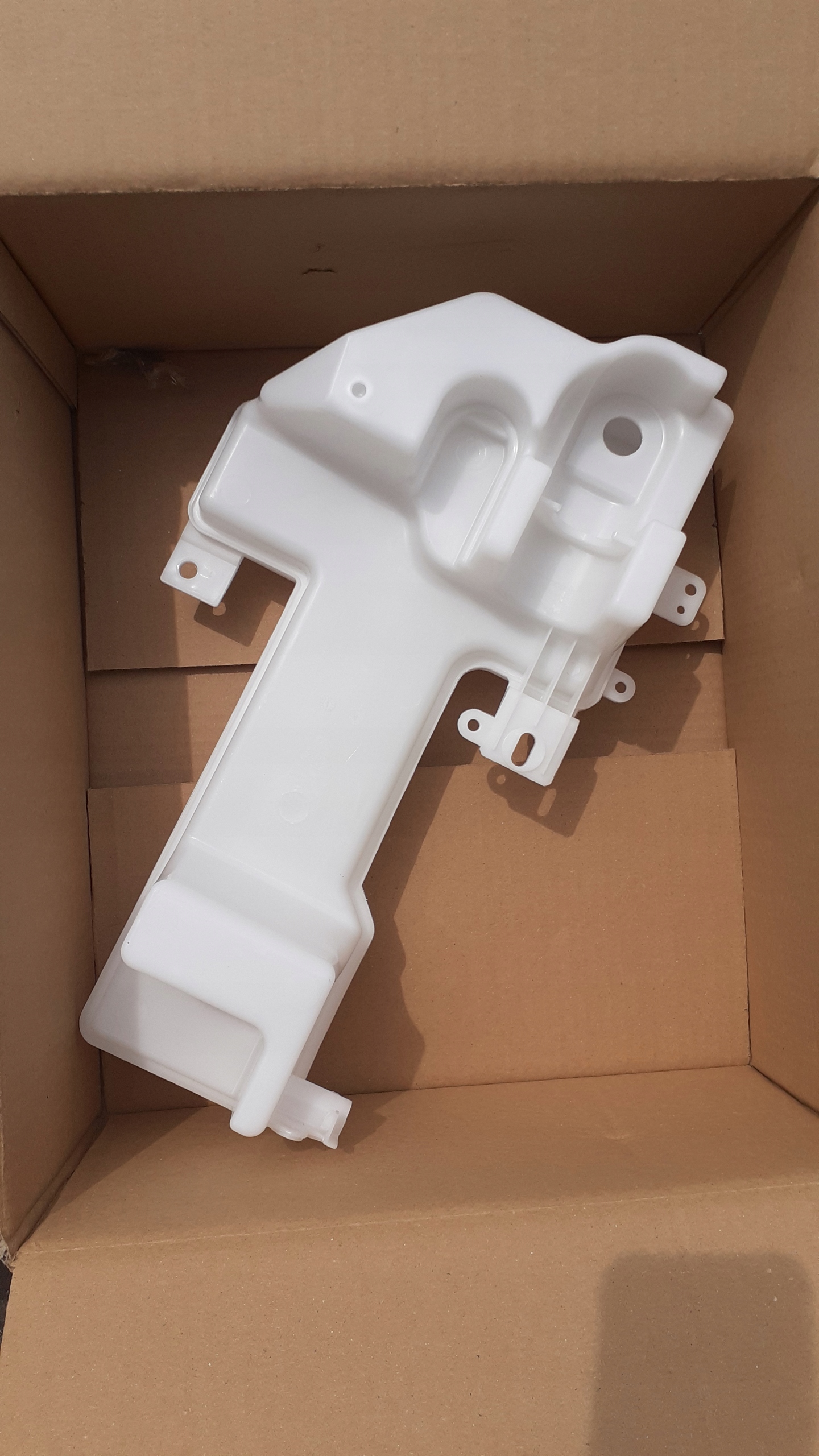 BK21-13C087-AF 1924047 - БАЧОК ОМИВАЧА FORD CUSTOM BK2113C087AF BF