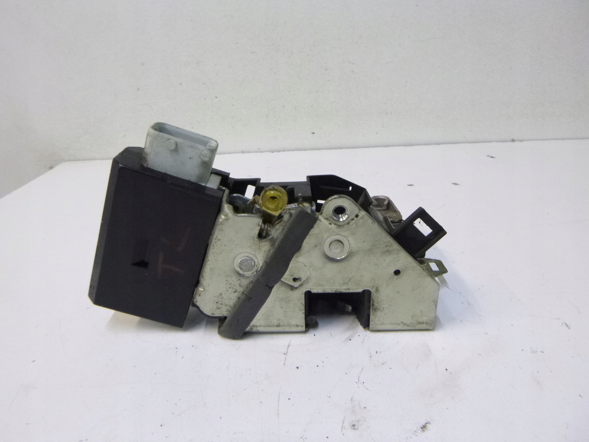 lock rear part left BMW E39 520I KOMBI 1998 4 piny