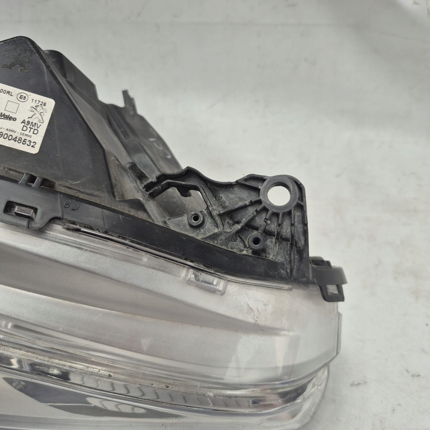 PEUGEOT 208 and LIFT 15- light right front front 9810805880