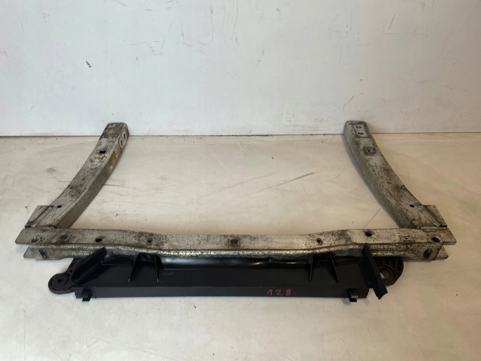 pillar sider front lower below radiator Opel Adam