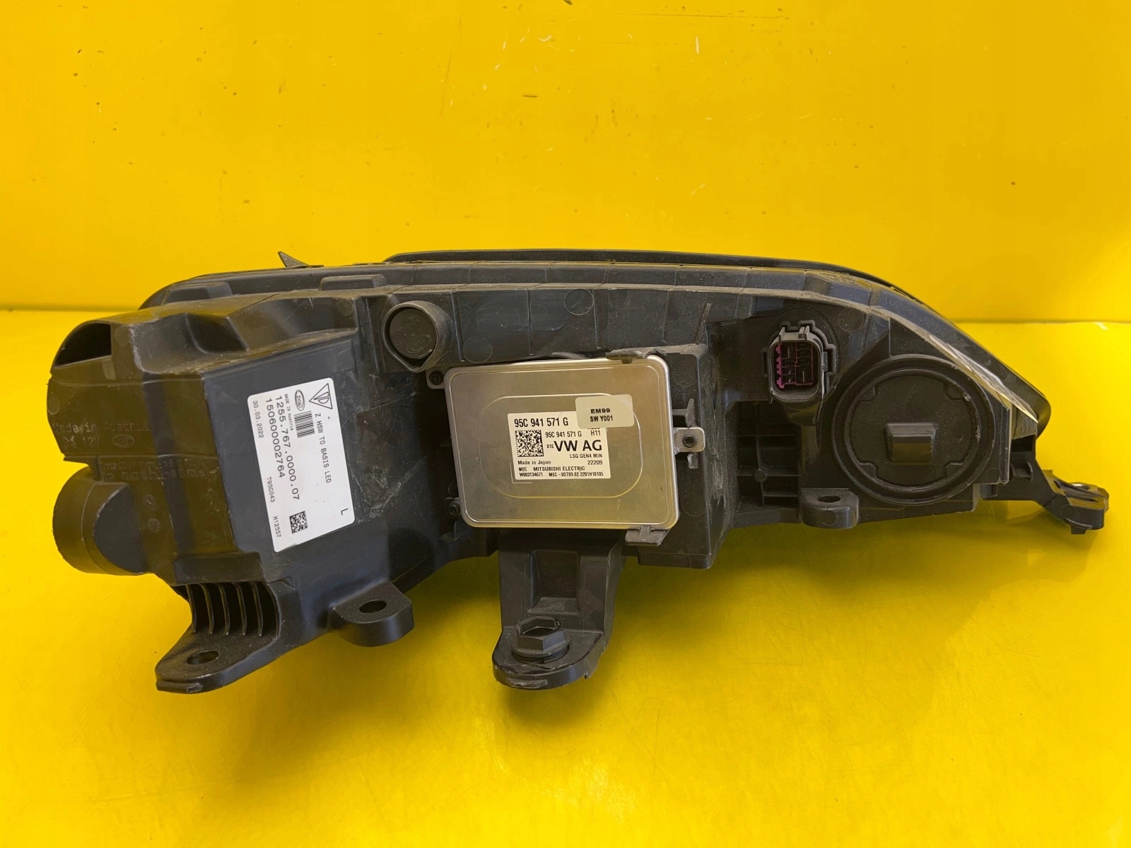light left front Porsche Macan 95C 2024 95C941005G BASIS LED