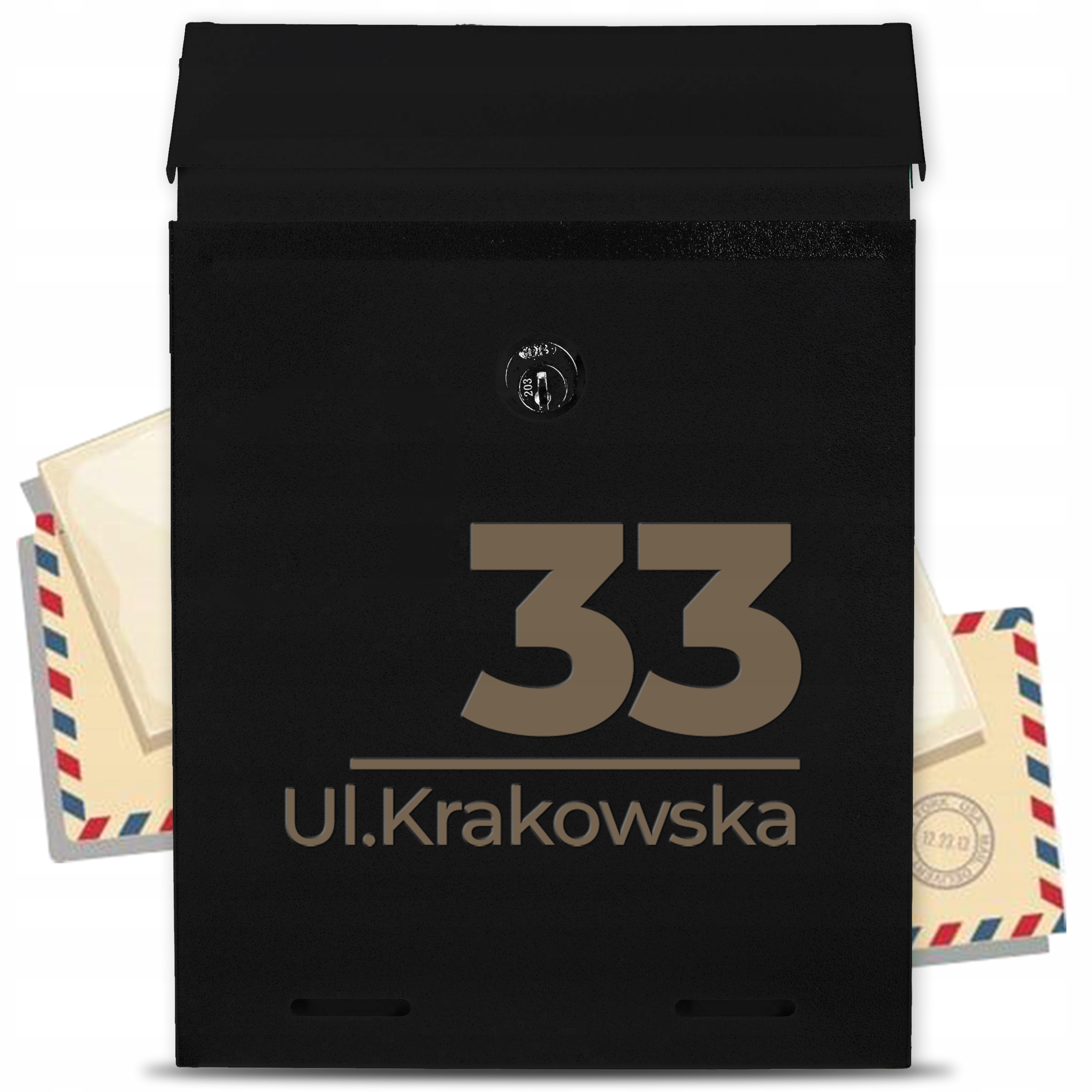 Černá poštovní schránka s personalizovanou adresou a gravírovanými vzory