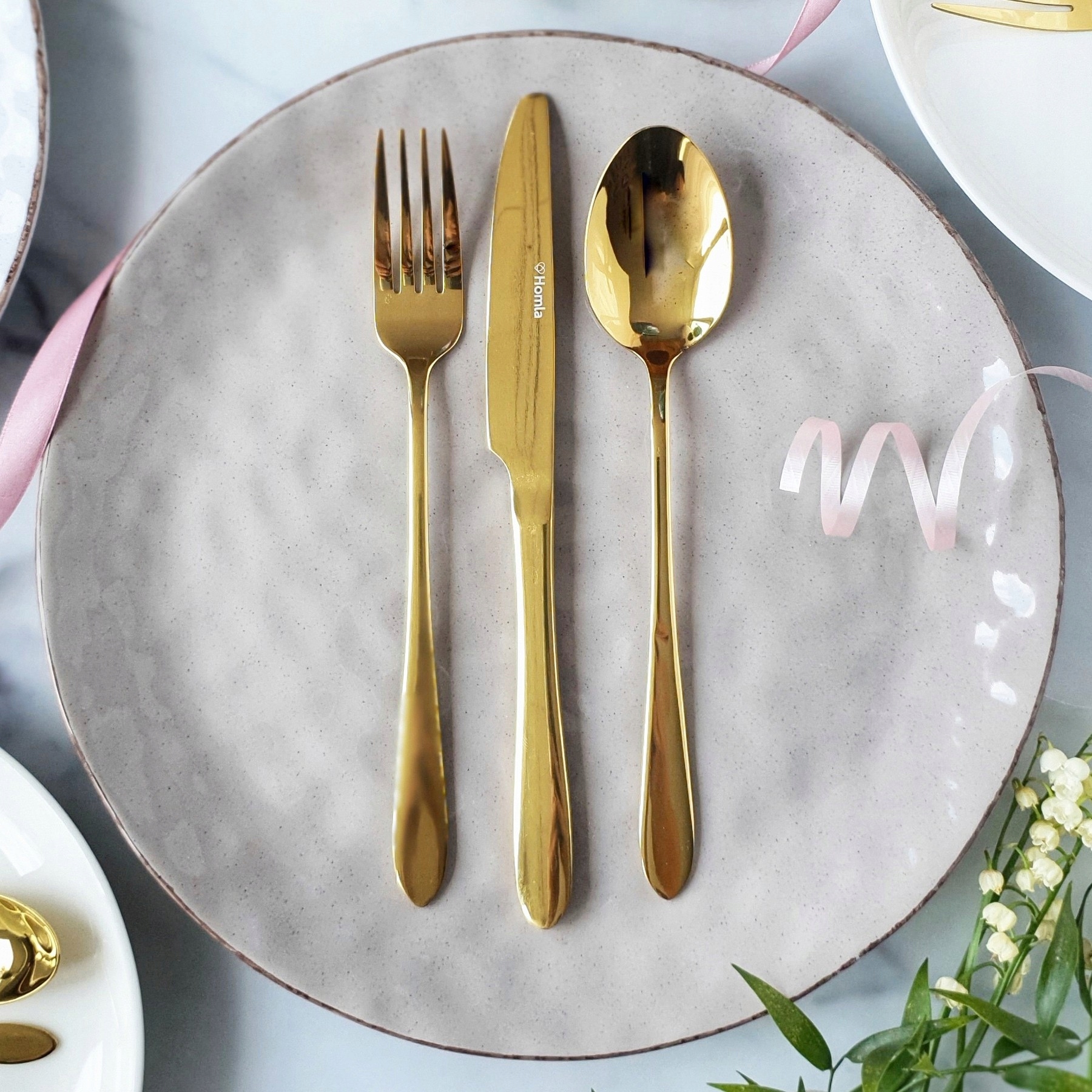 Złote Sztućce 4 sztuki 4 elementy Homla zestaw dla 1 osoby Zawartość zestawu Łyżeczka Łyżka Nóż Widelec