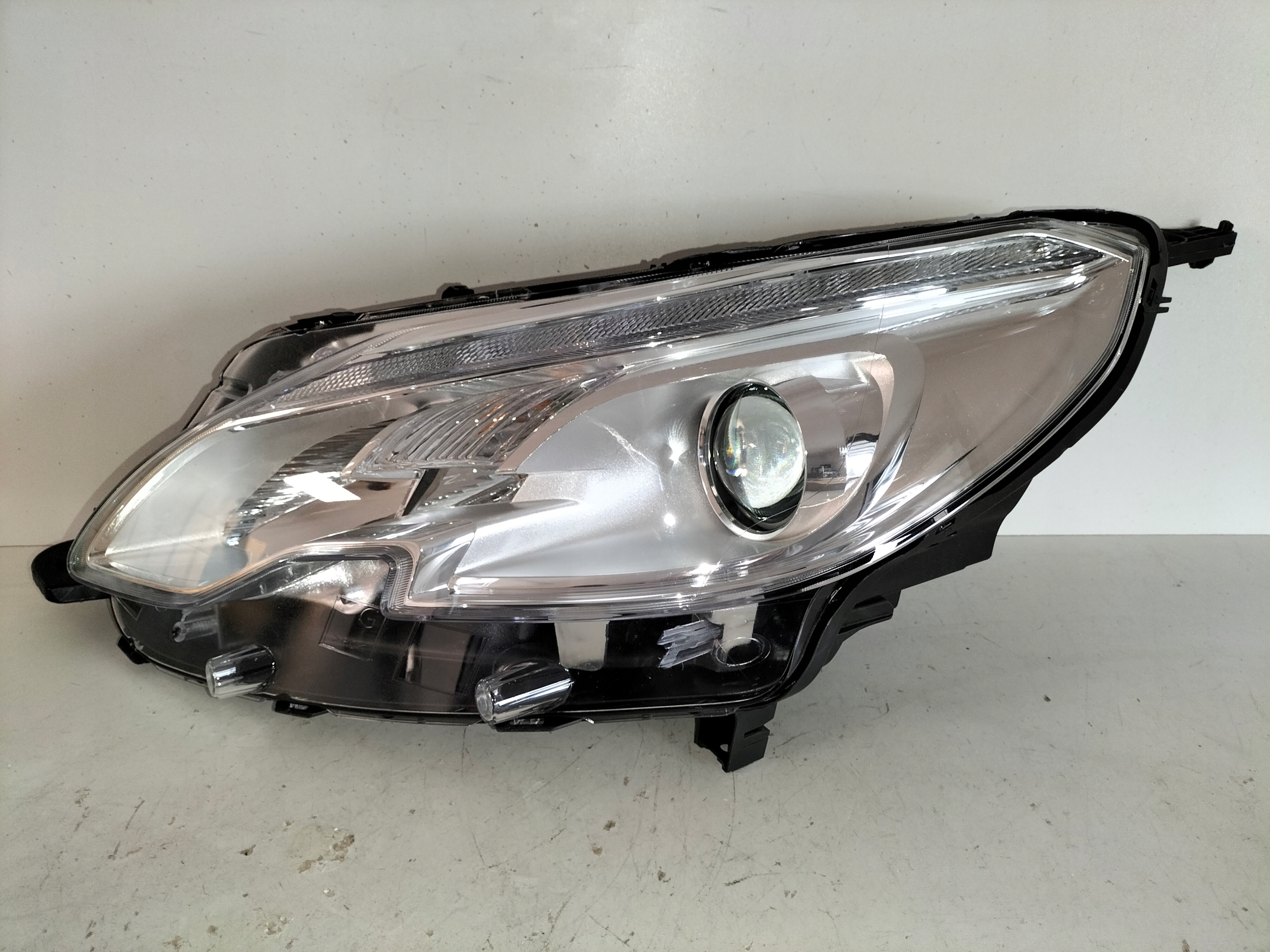 light front reflektor left PEUGEOT 2008 13-16