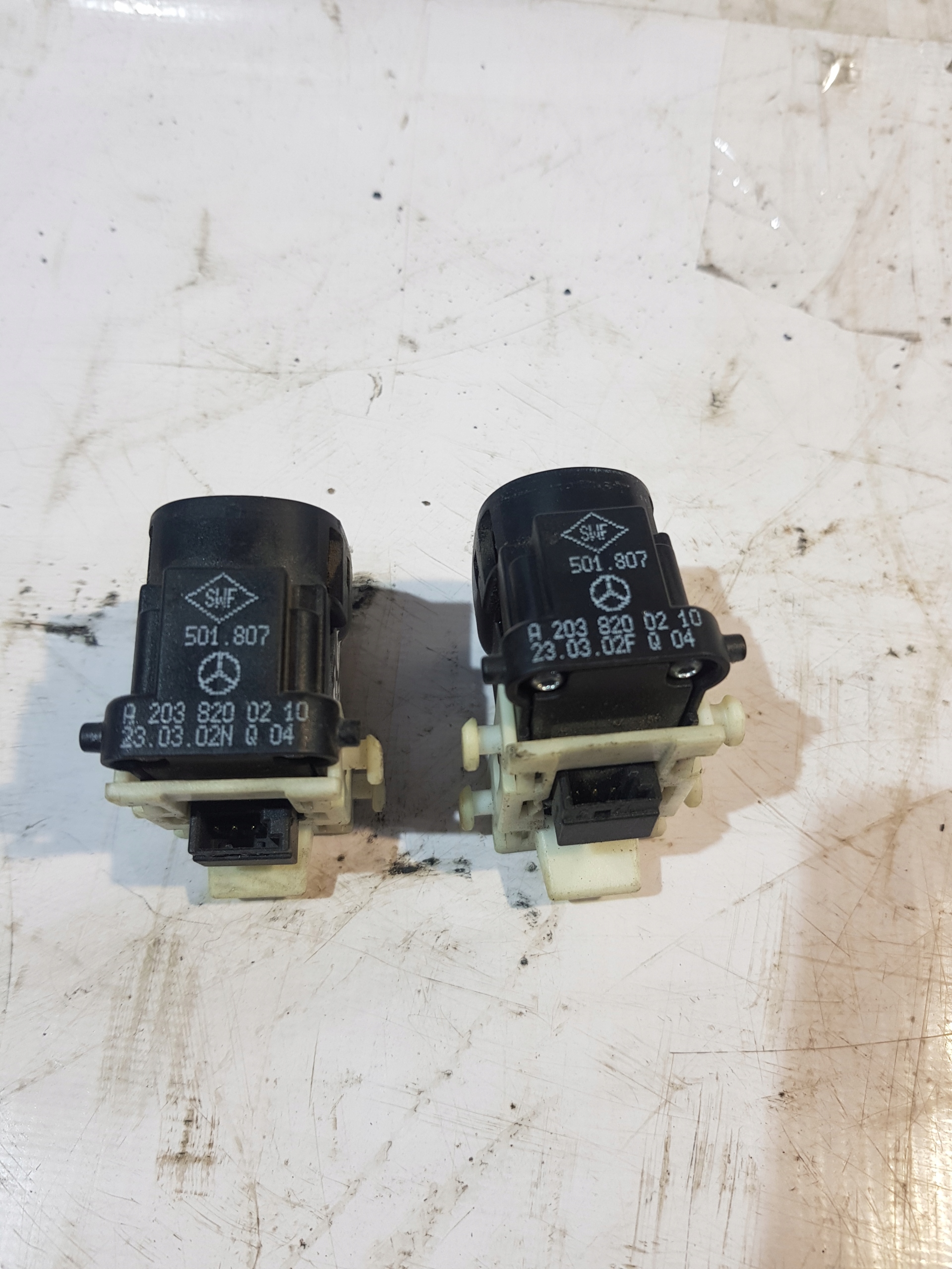 button windows Mercedes-Benz OE A2038200210