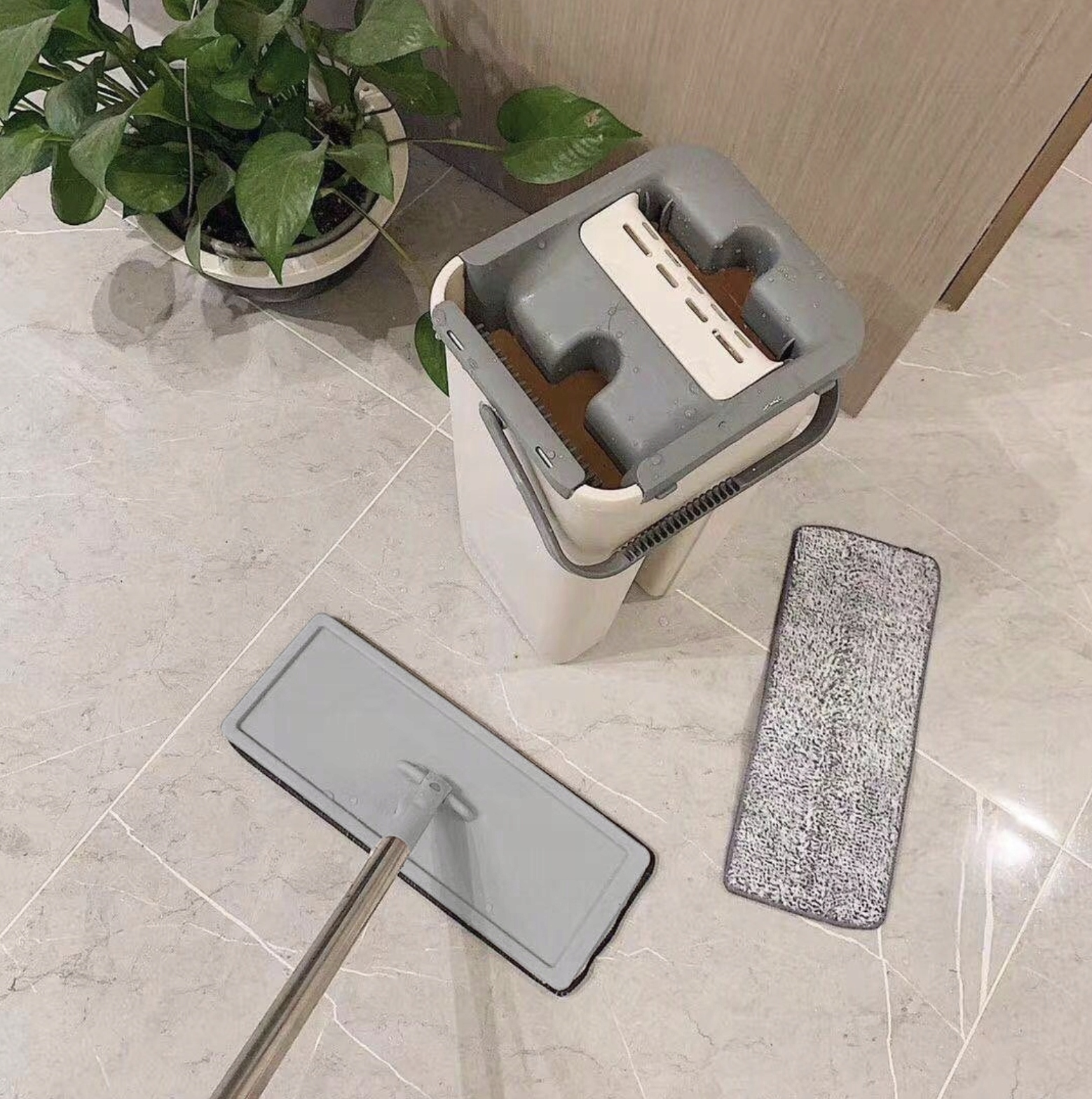 MOP PŁASKI Z WYCISKACZEM I WIADREM DWUKOMOROWYM + 2 WKŁADY MICROFIRBA Kod producenta MOP KWADRATOWY PŁASKI Z WIADERKIEM