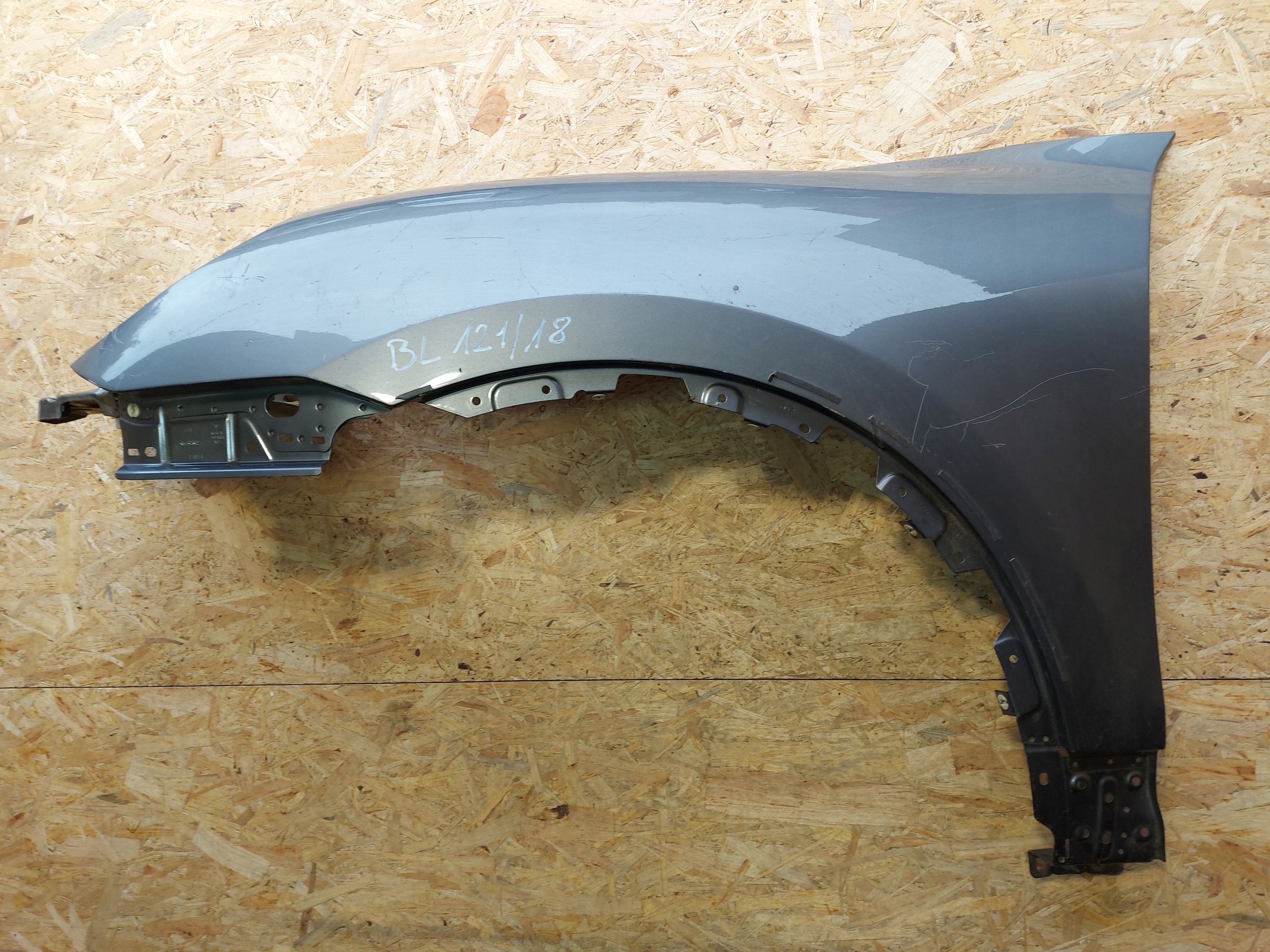 BŁOTNIK LEWY PRZEDNI PORSCHE CAYENNE II 958 2010- PRZÓD SZARY ORG 7P5821251