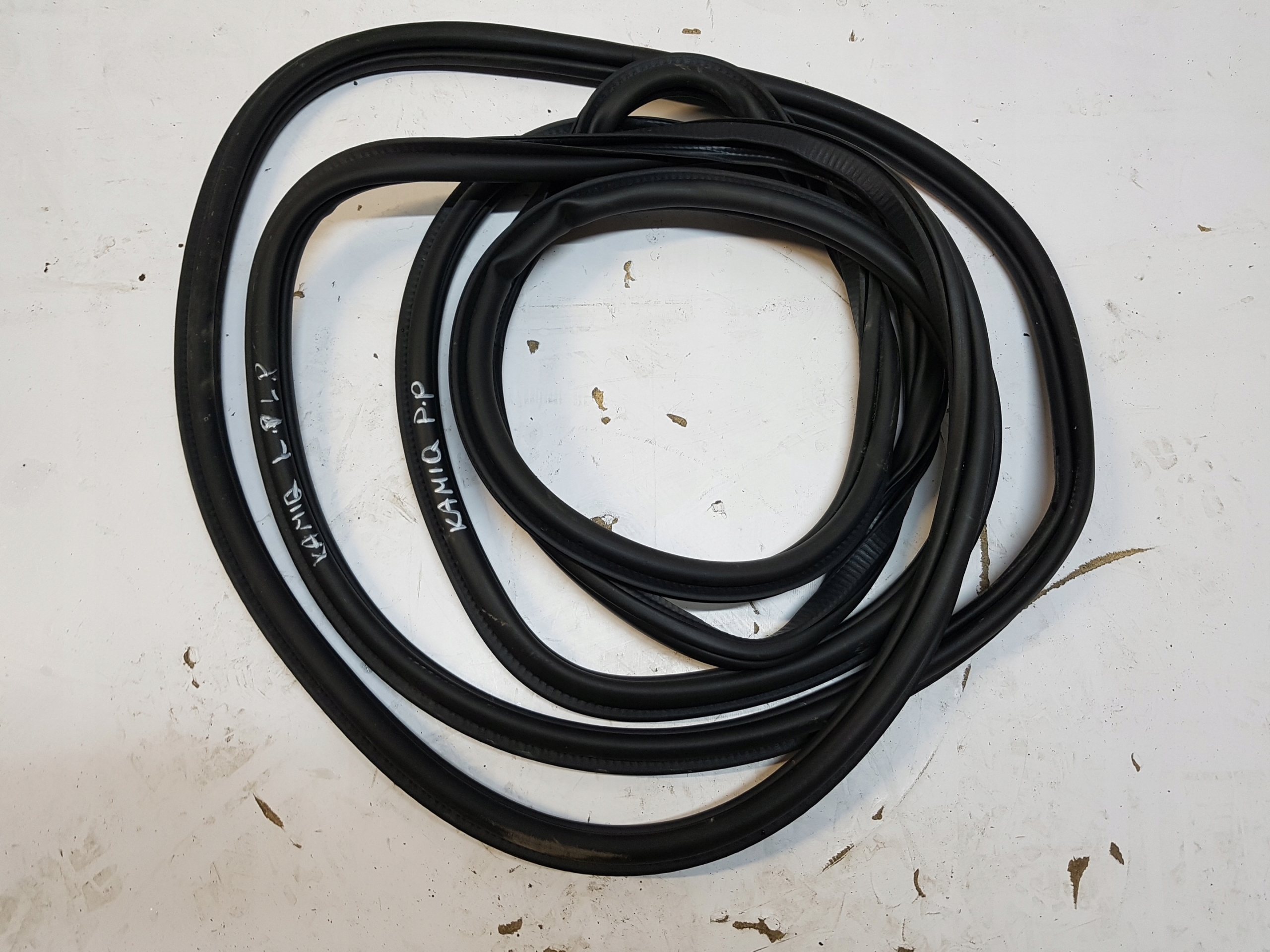 SKODA KAMIQ USZCZELKA KAROSERYJNA PRAWA LEWA Part manufacturer Skoda OE