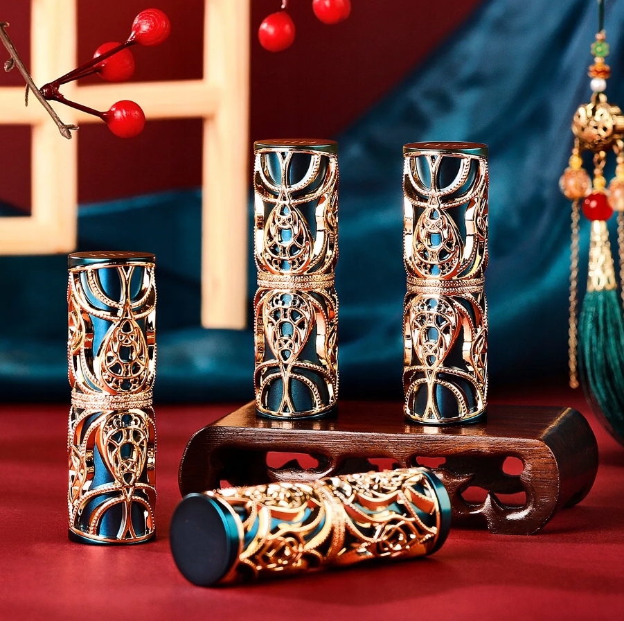 ŻELOWA POMADKA UTLENIAJĄCA DO UST Z DOBINKAMI ZŁOTA Marka inna marka