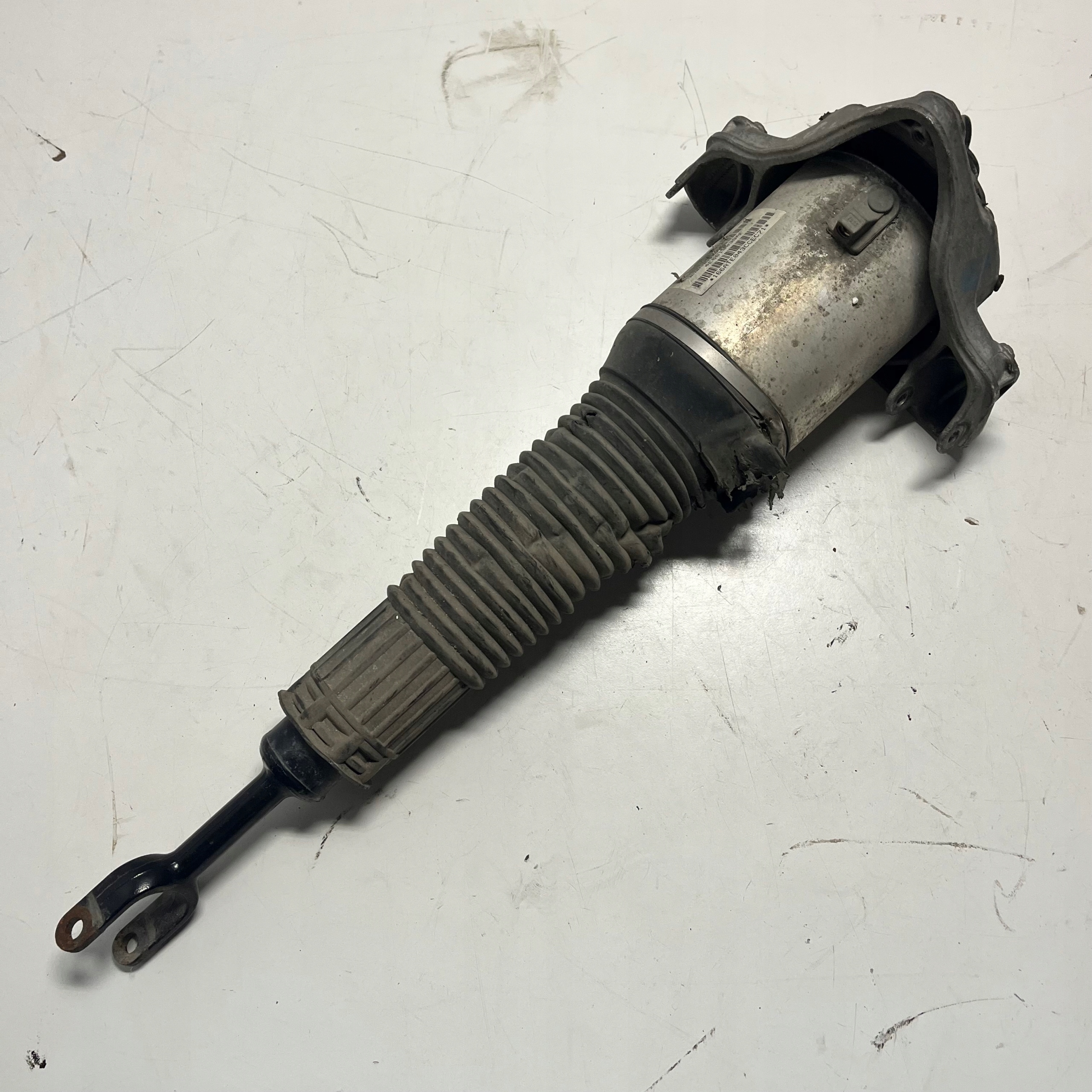 4E0616039AF - Пневматична стійка передня L AUDI A8 D3