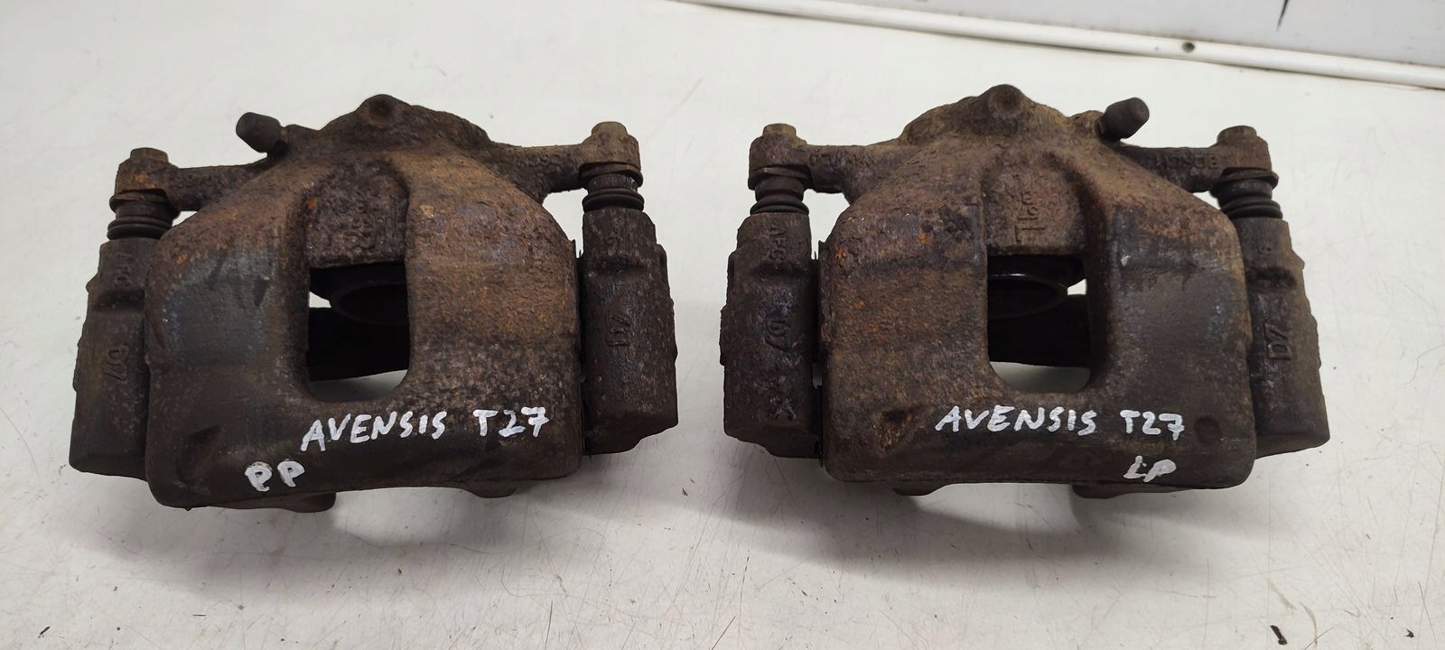 caliper front front left Toyota Avensis T27 2,2 D4D