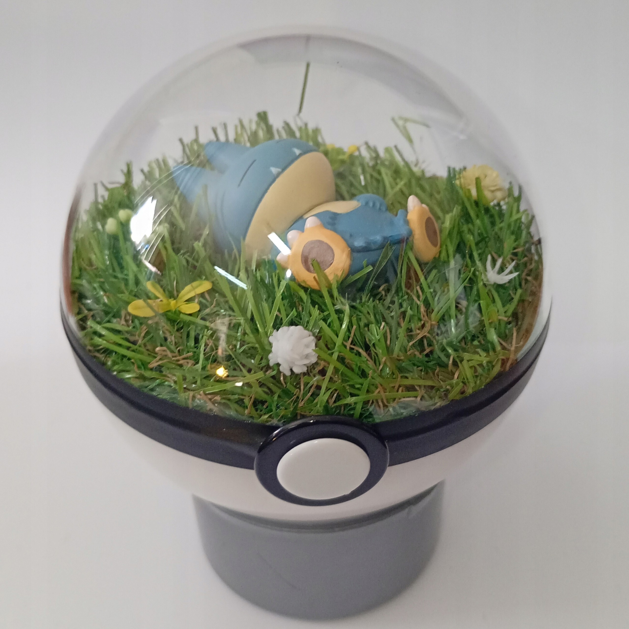 Munchlax – Pokéball Terárium, Unikátní Ručně Vyrobené Diorama Pokémon, 10 CM
