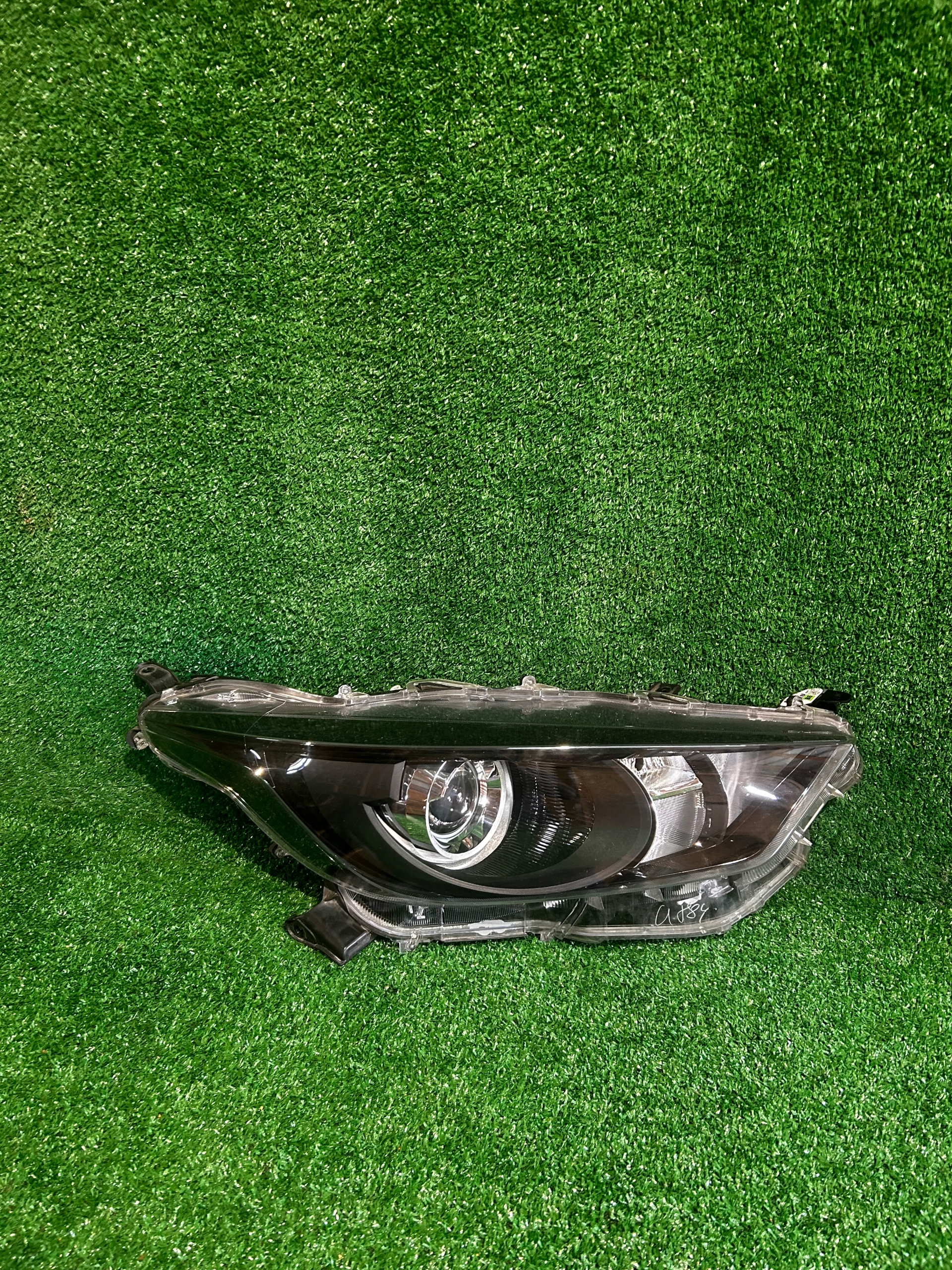 REFLEKTOR right TOYOTA YARIS IV NR.R