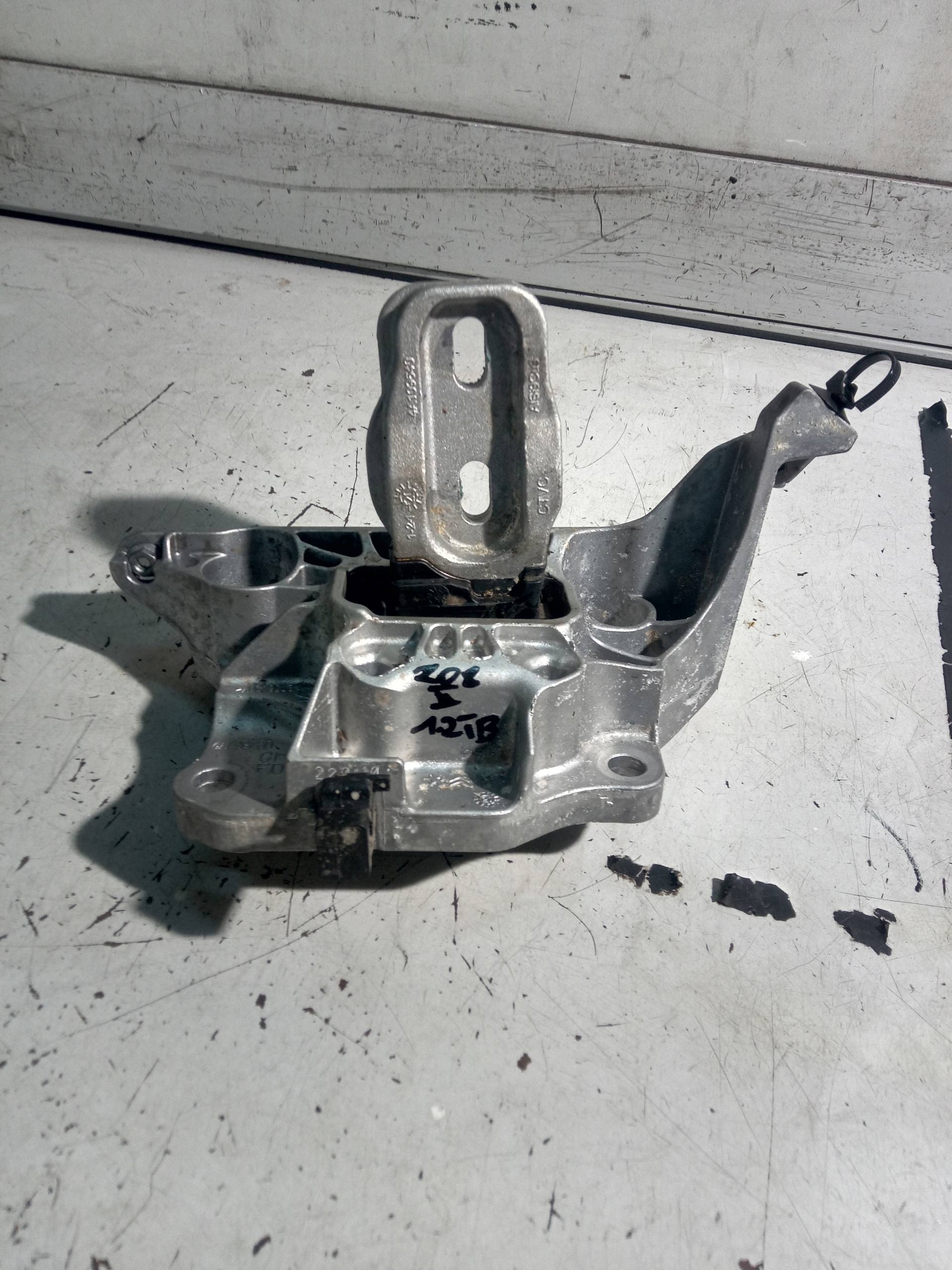 9824312980 - PEUGEOT 208 II ЛАПА ПОДУШКА КОРОБКИ 1.2 THP