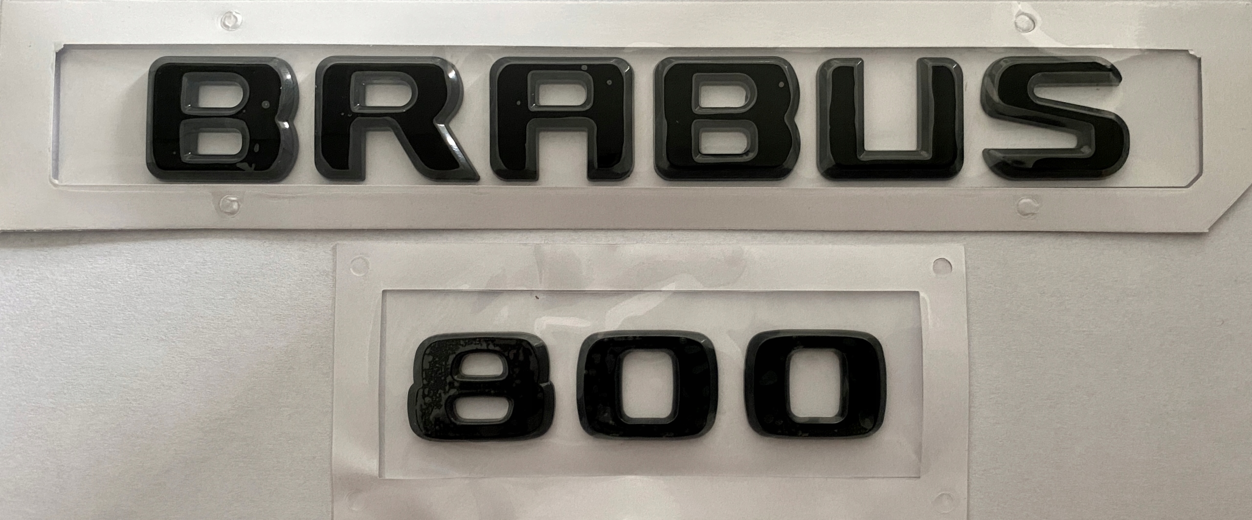 emblém Brabus 800 znak čiernym písmom