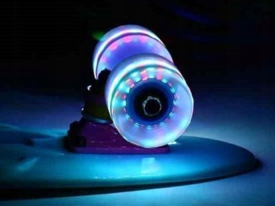 MOCNA DESKOROLKA DESKA FISZKA MAŁA 40 CM ŚWIECĄCE KÓŁKA LED 4 KOLORY Długość decku 42.5 cm