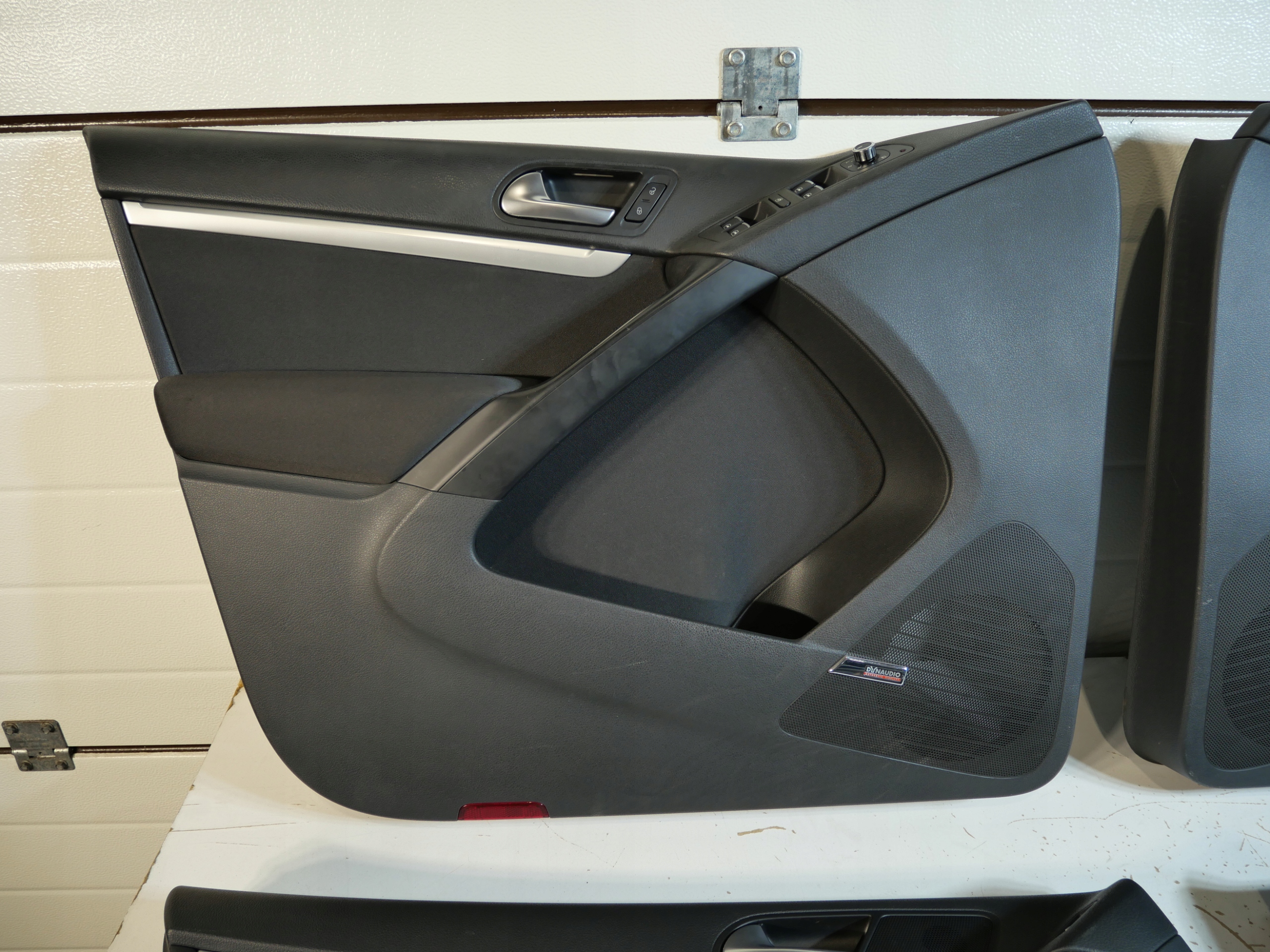 VW TIGUAN the centre side upholstery DYNAUDIO 4SZT