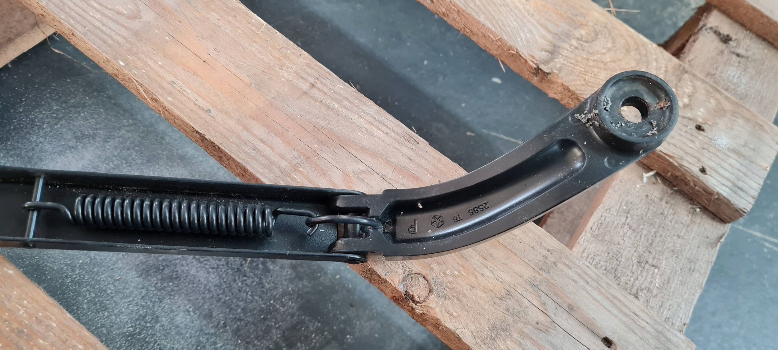 Chrysler Pacifica 2022 wiper arm front KOMPLET 2586 2585