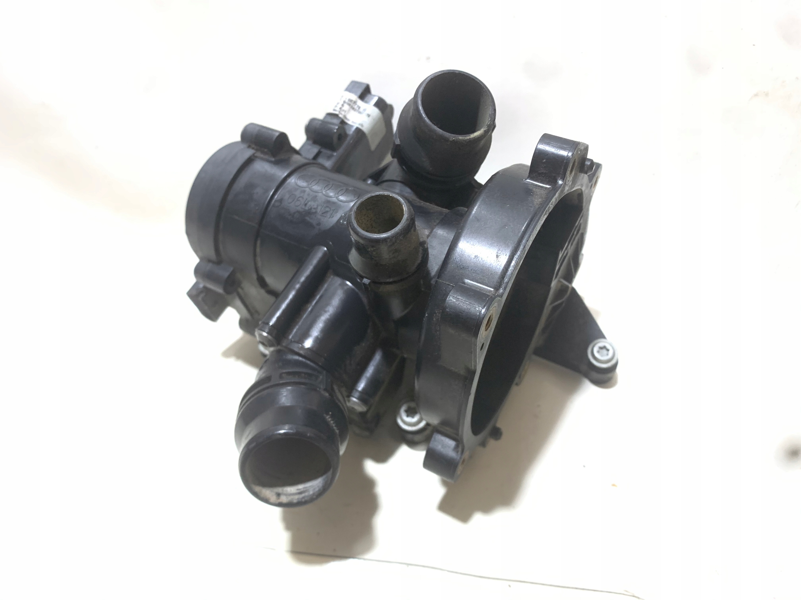КОРПУС ТЕРМОСТАТА AUDI VW 06L121111F