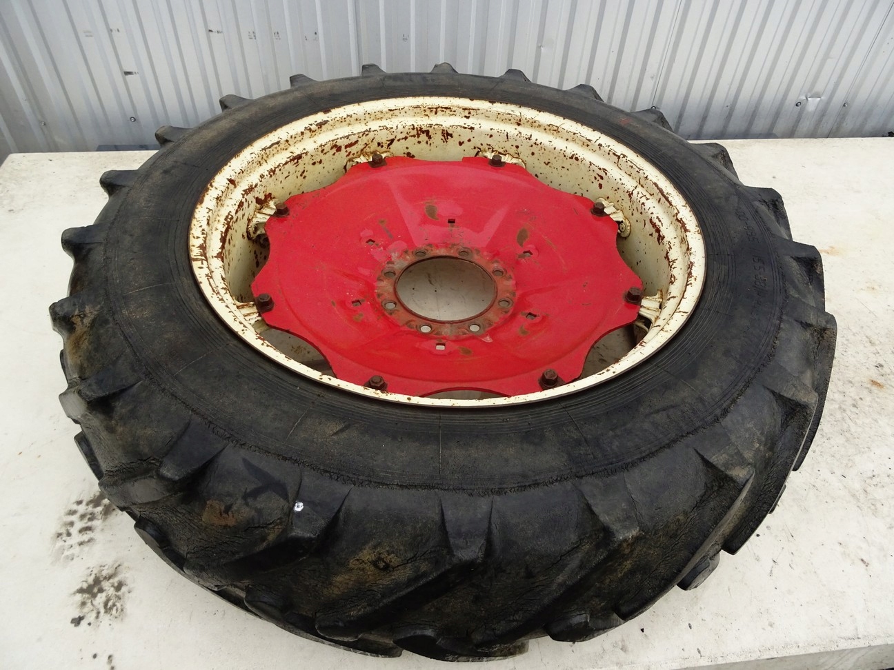 15,5/38/P - ШИНА + ОБІД INTERNATIONAL 734 ТРАКТОР 15,5 / 38 / P