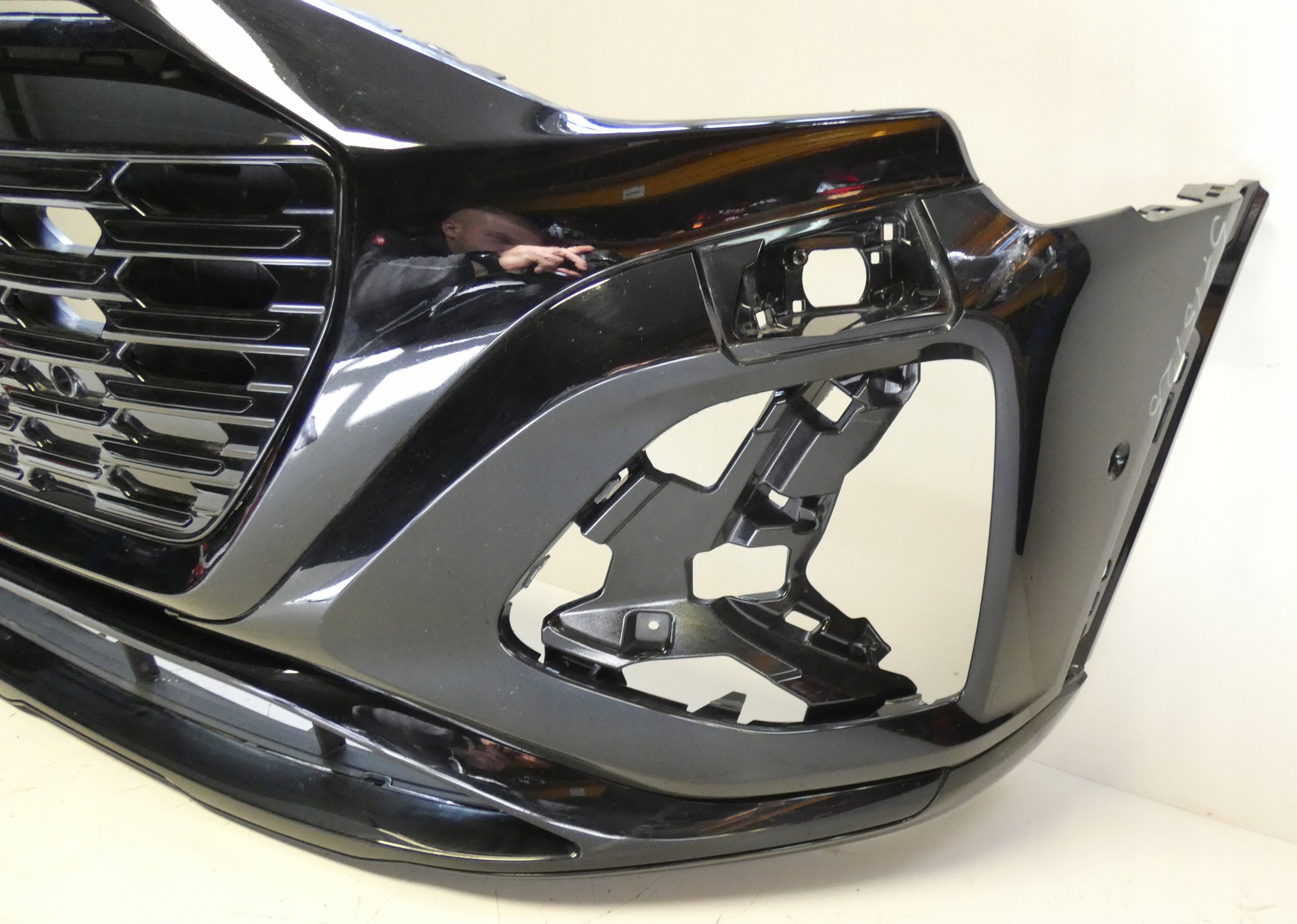 AUDI Q8 E-TRON FL S-LINE 4KE807725 POD 6 PDC SPRYSKI ZDERZAK PRZÓD PRZEDNI Powierzchnia do malowania