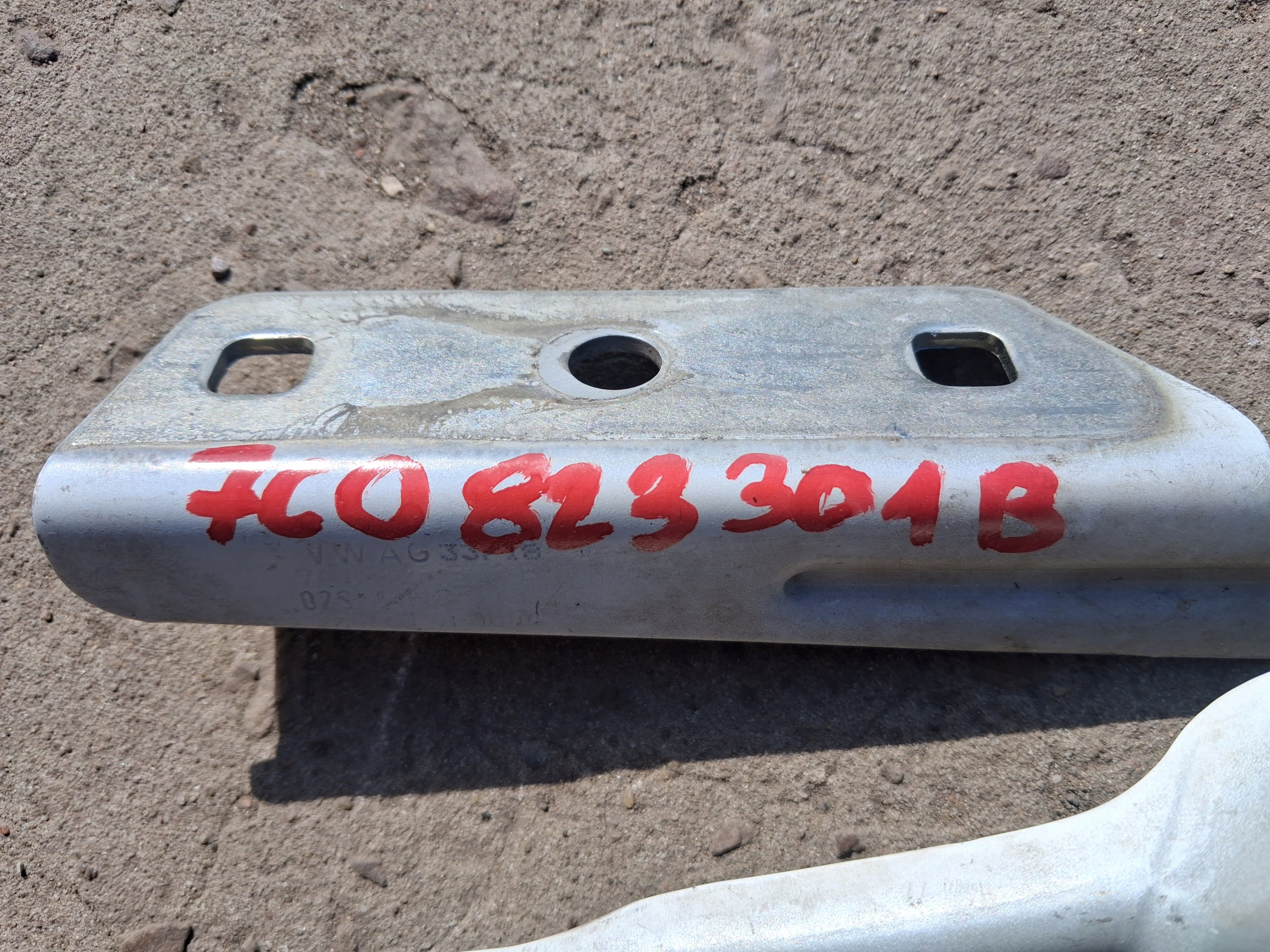 Cerniera del cofano VW 7C0823301B