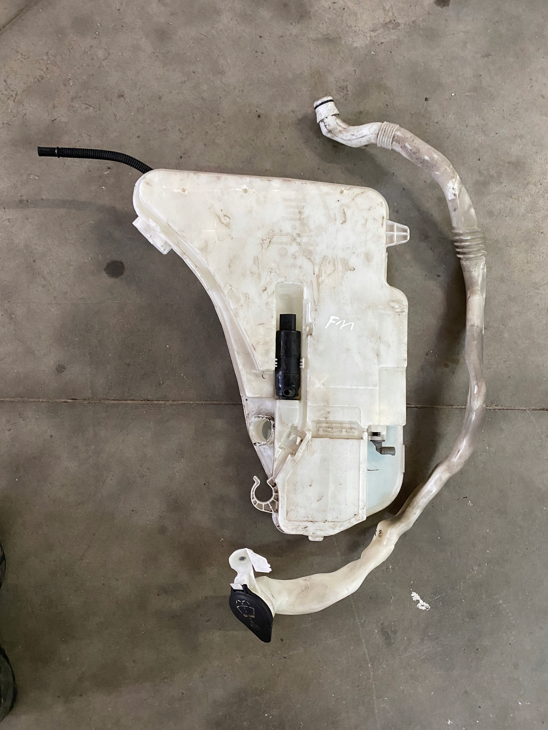 Bmwf11zbiornik - Бачок омывателя + насос BMW F10 F11