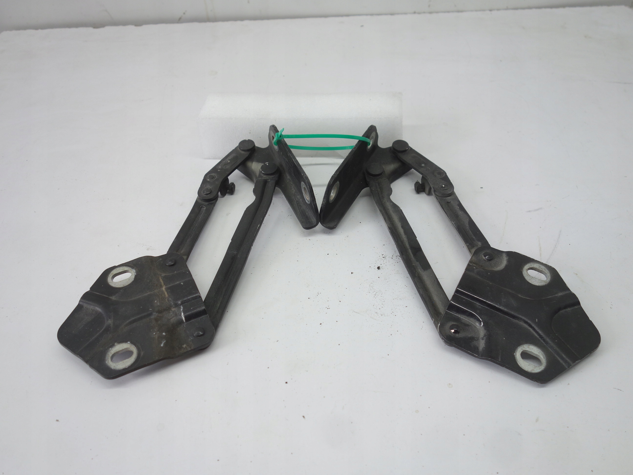 ZAWIAS MASKI PRAWY + LEWY VW TOURAN CADDY 2010-2015 1T0823302F 1T0823301F