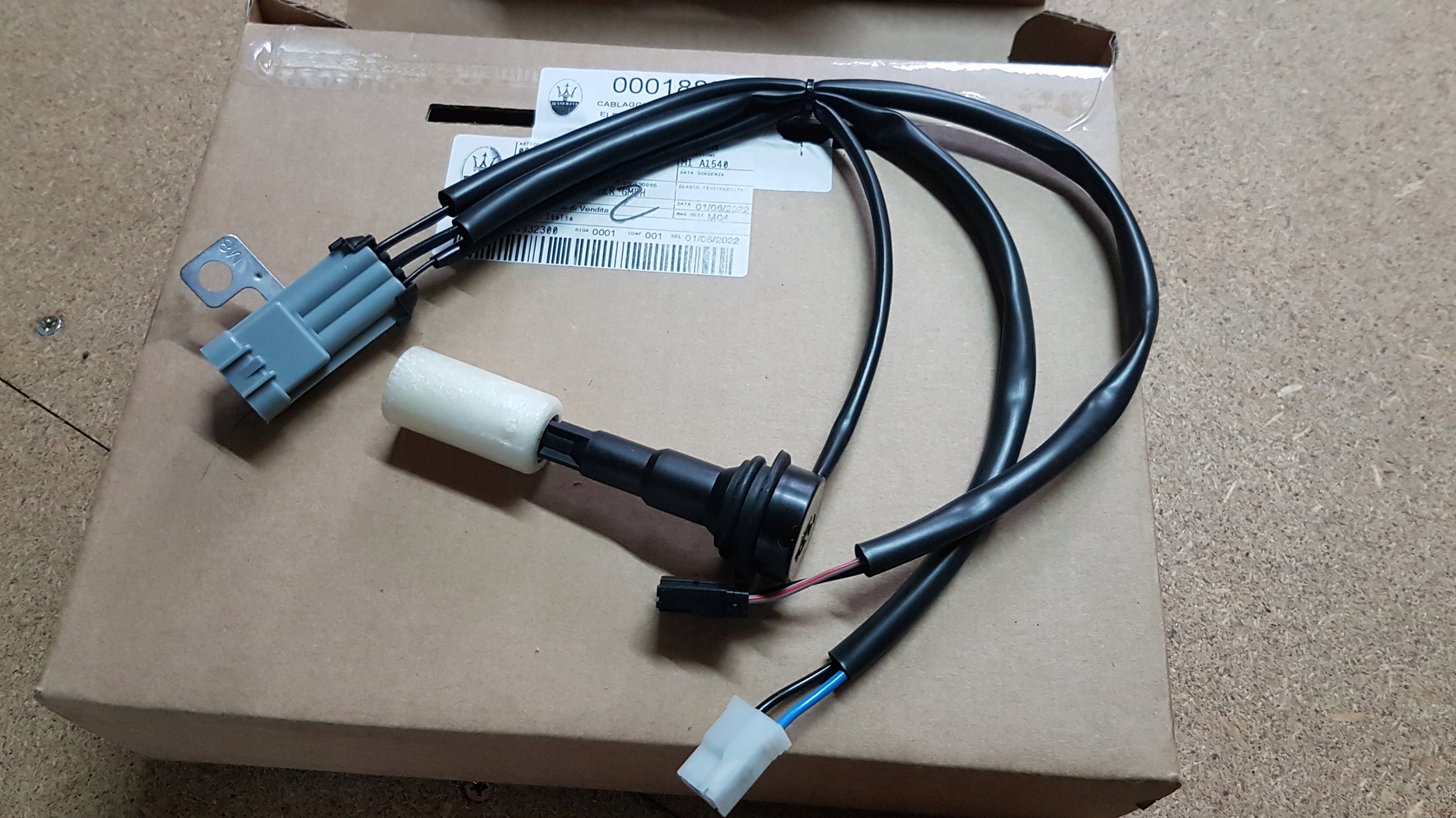 CZUJNIK POZIOMU PŁYNU SPRYSKIWACZY MASERATI GT Numer katalogowy części 188214