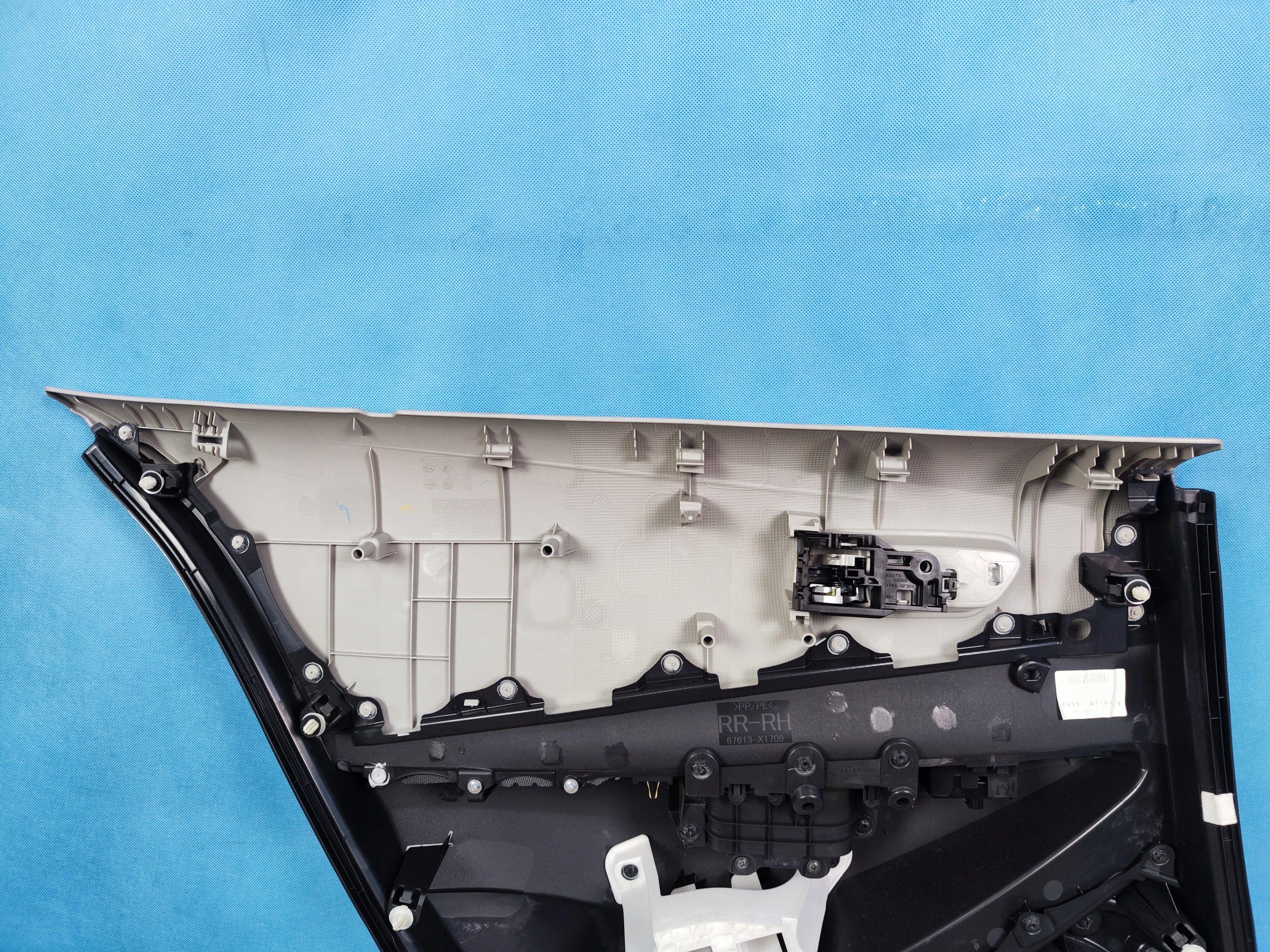 TOYOTA COROLLA E21 дверные карты задний правый 67613-X1709