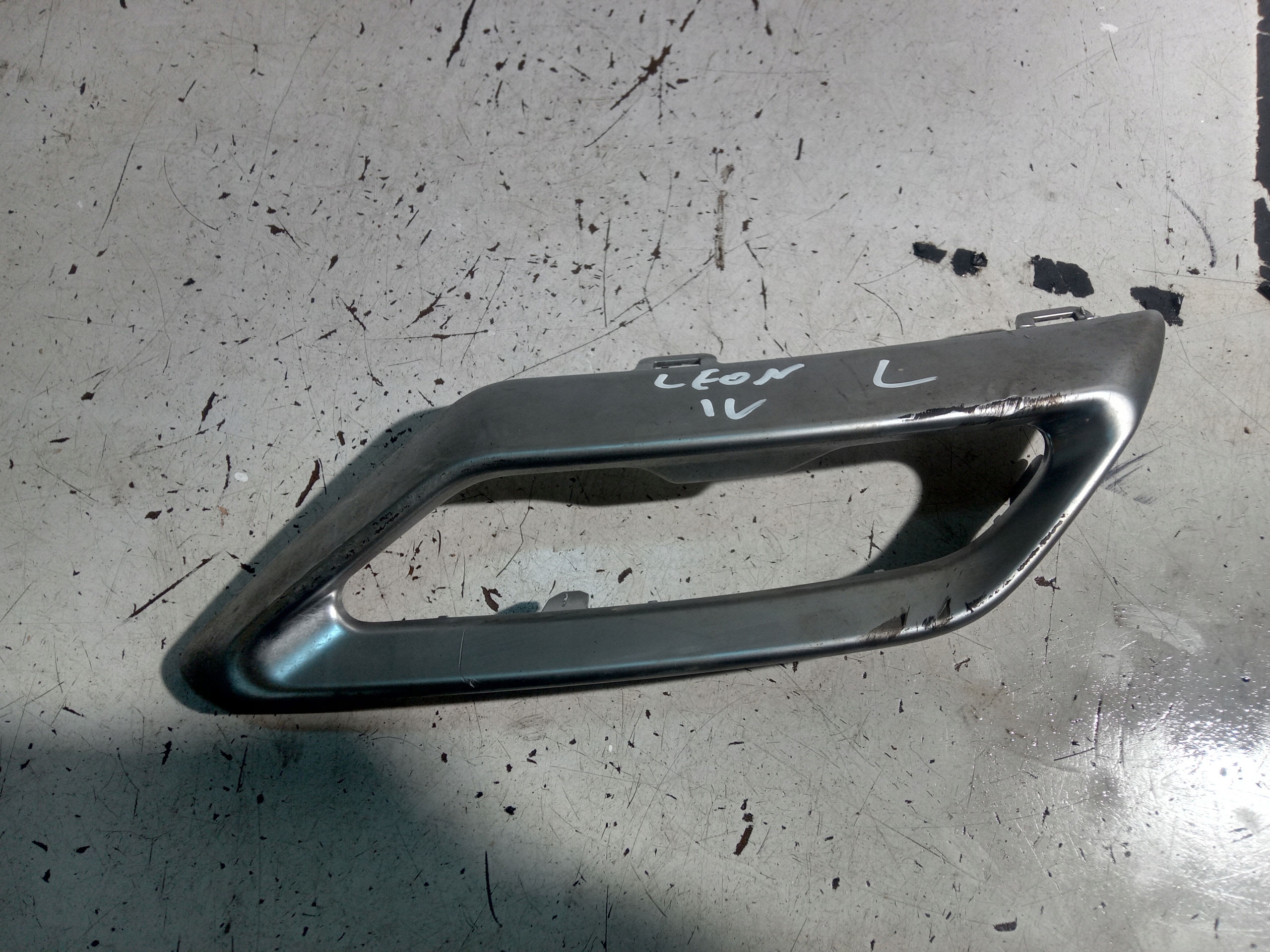 5FA807833 - SEAT LEON IV КРЫШКА ВЫХЛОПНОЙ РАМЫ ЛЕВАЯ ХРОМ