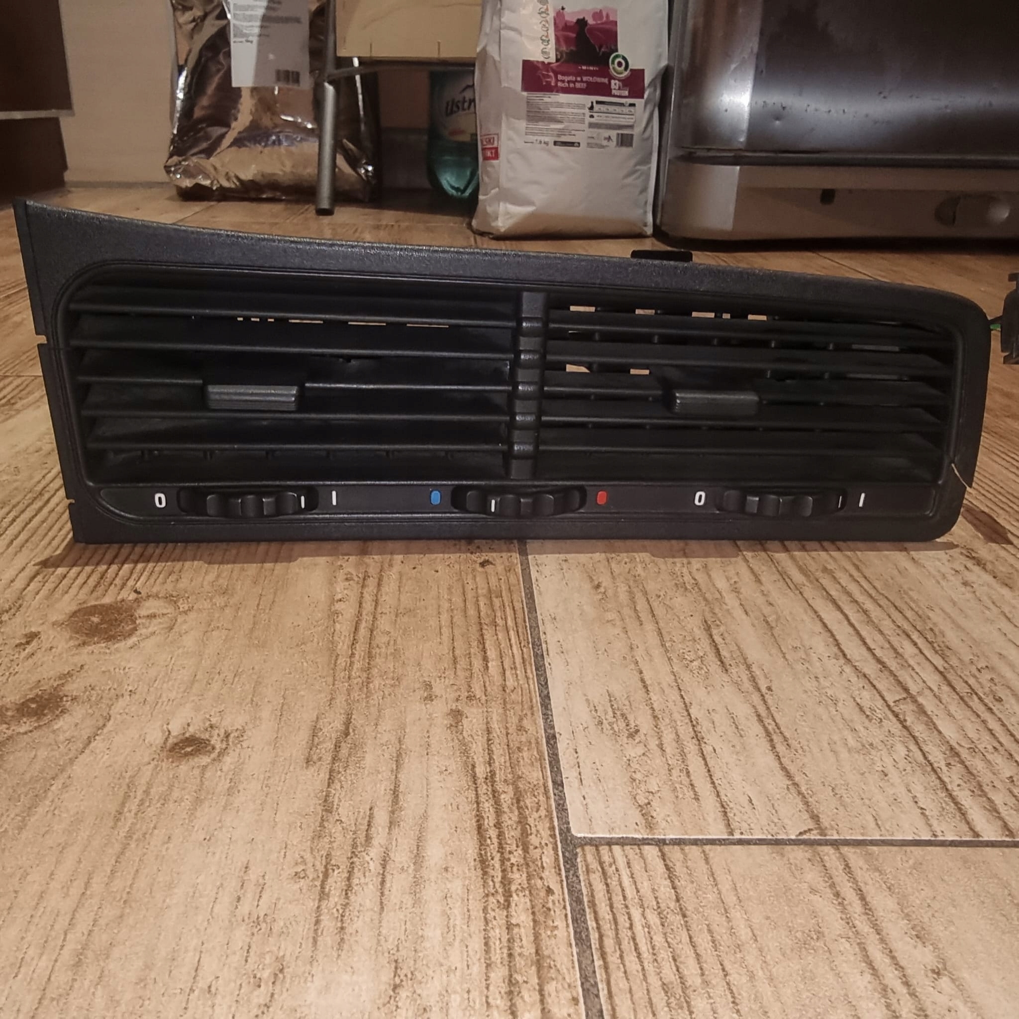 Центральна вентиляційна решітка BMW 8 E31 850 840 EU