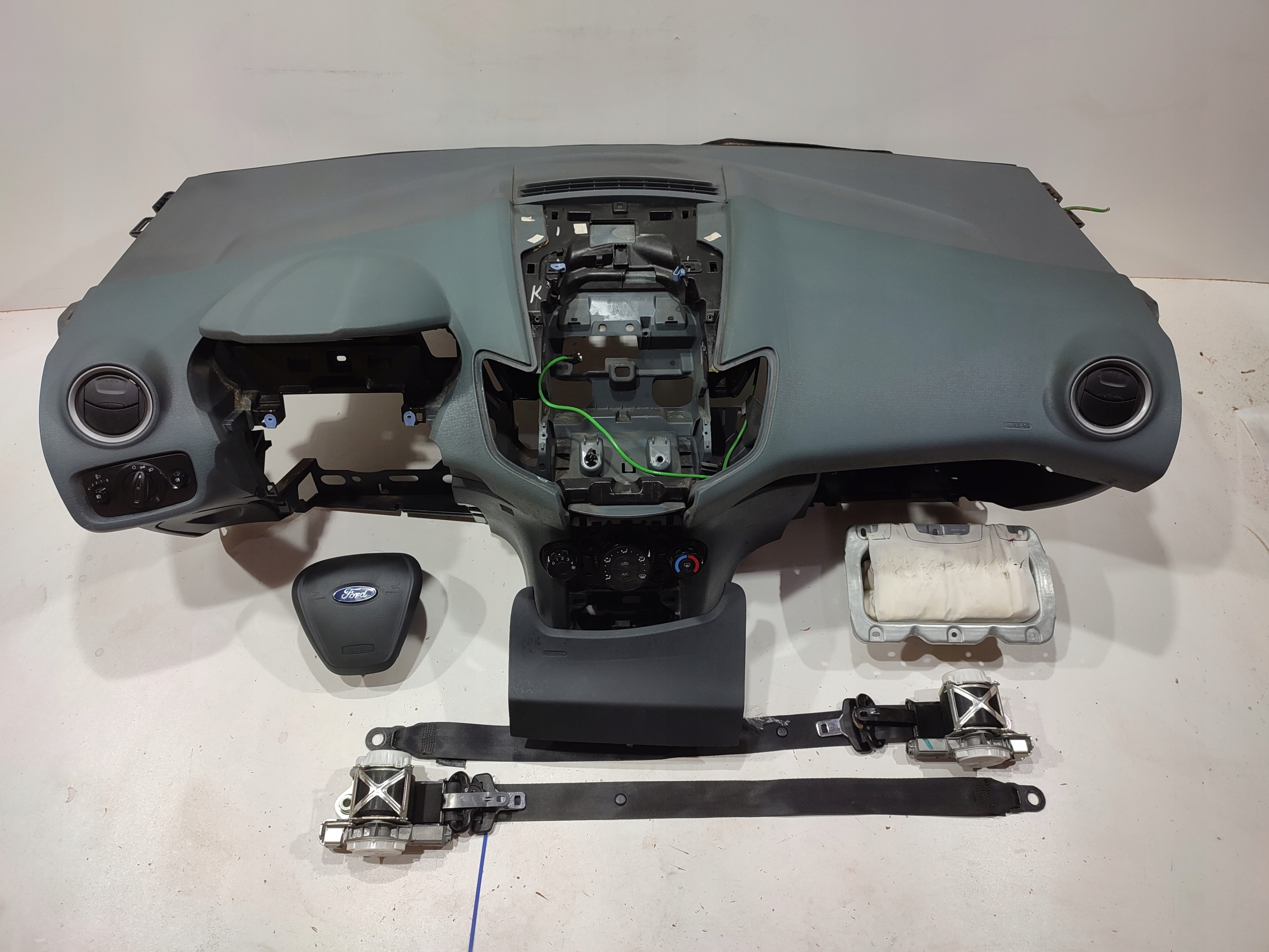 FORD FIESTA MK7 ДОСКА КОНСОЛЬ ПОДУШКА БЕЗОПАСНОСТИ РЕМНИ