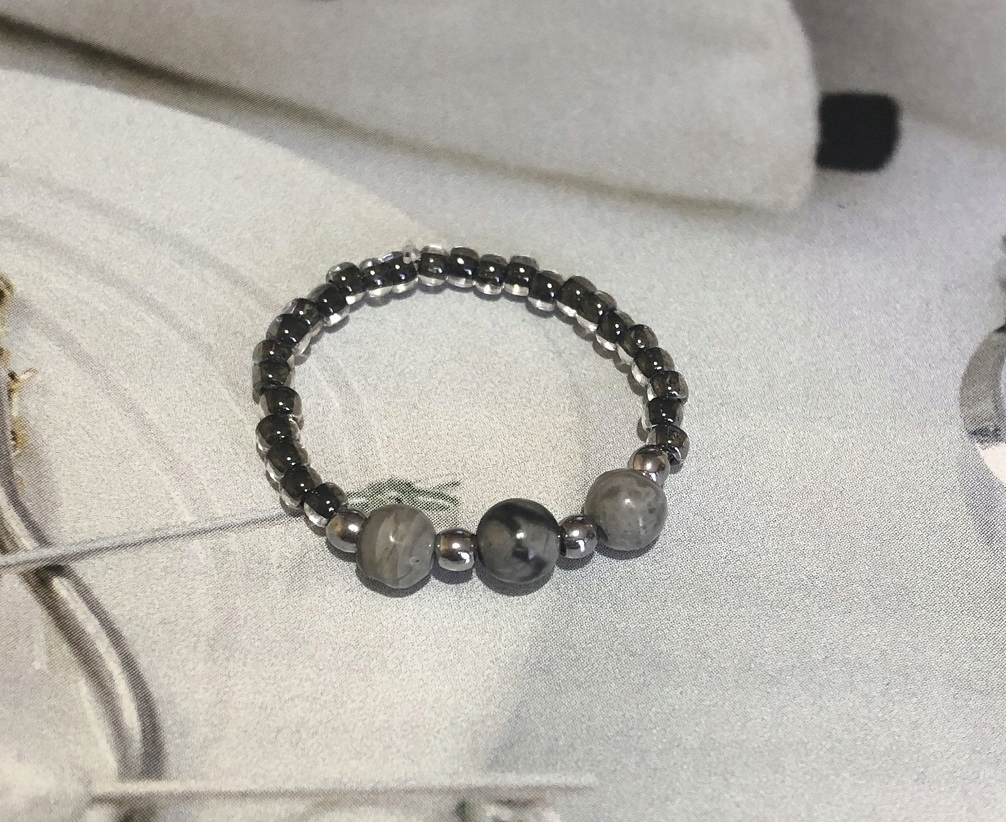 PIERŚCIONEK NA GUMCE KORALIKI JASPIS SZARY Rozmiar/Średnica wew. (mm) regulowany