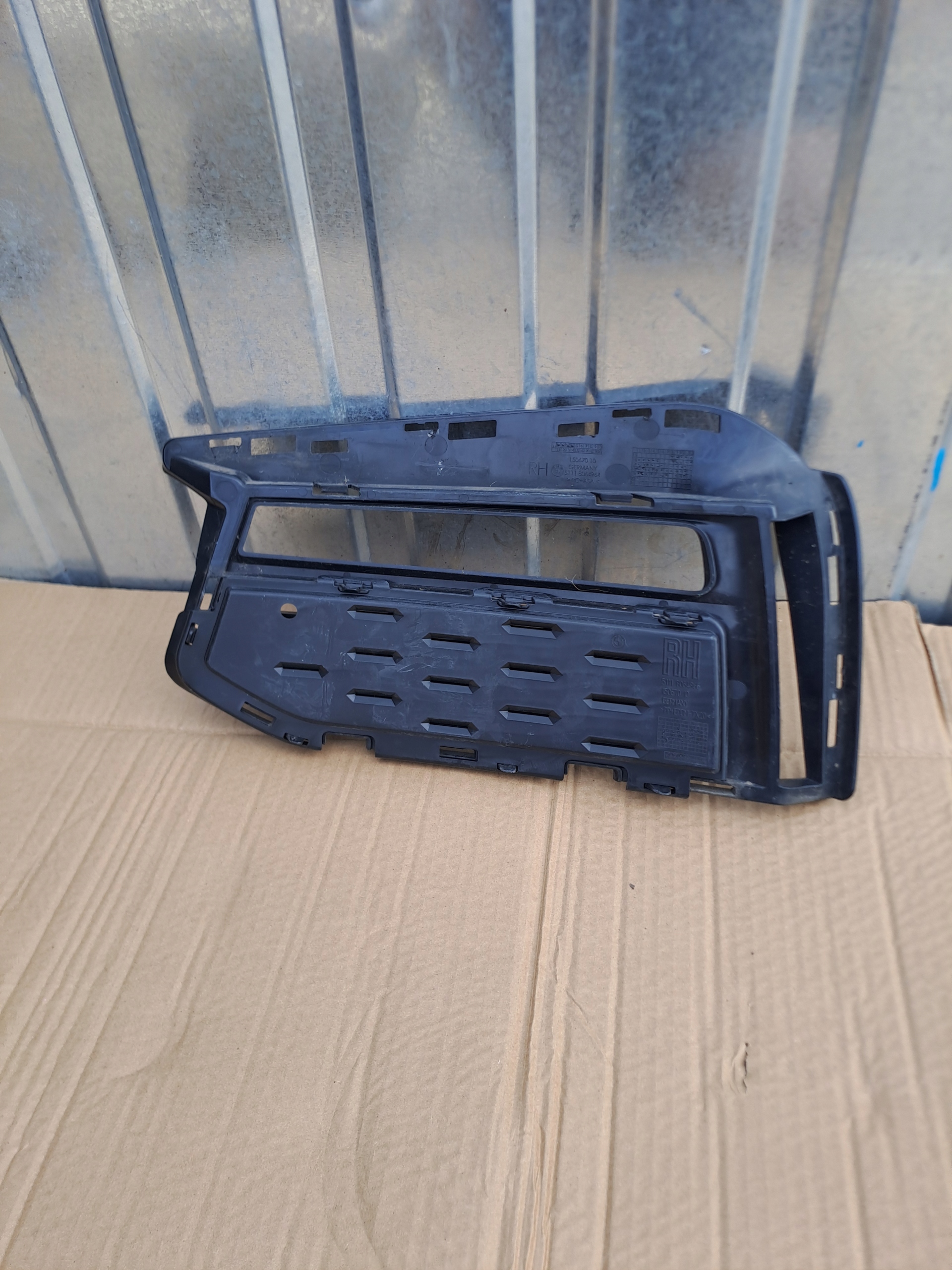 grid of a bumper front right BMW 5 G30 G31 8064966