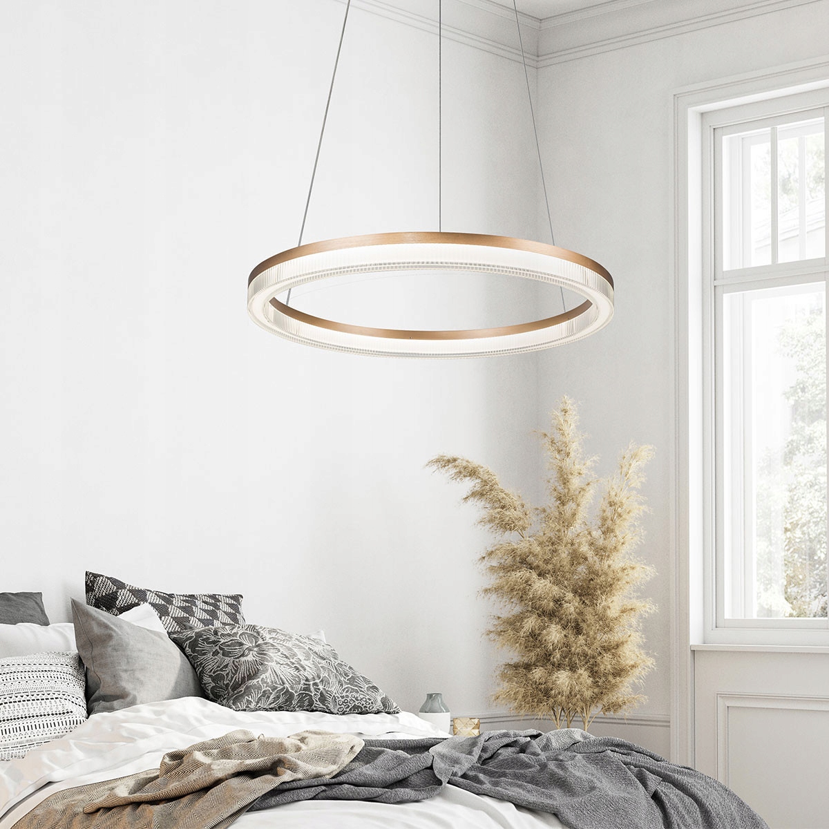 Lampa Ring Led Midway svieti smerom nadol a rozptyľuje svetlo, kryštály