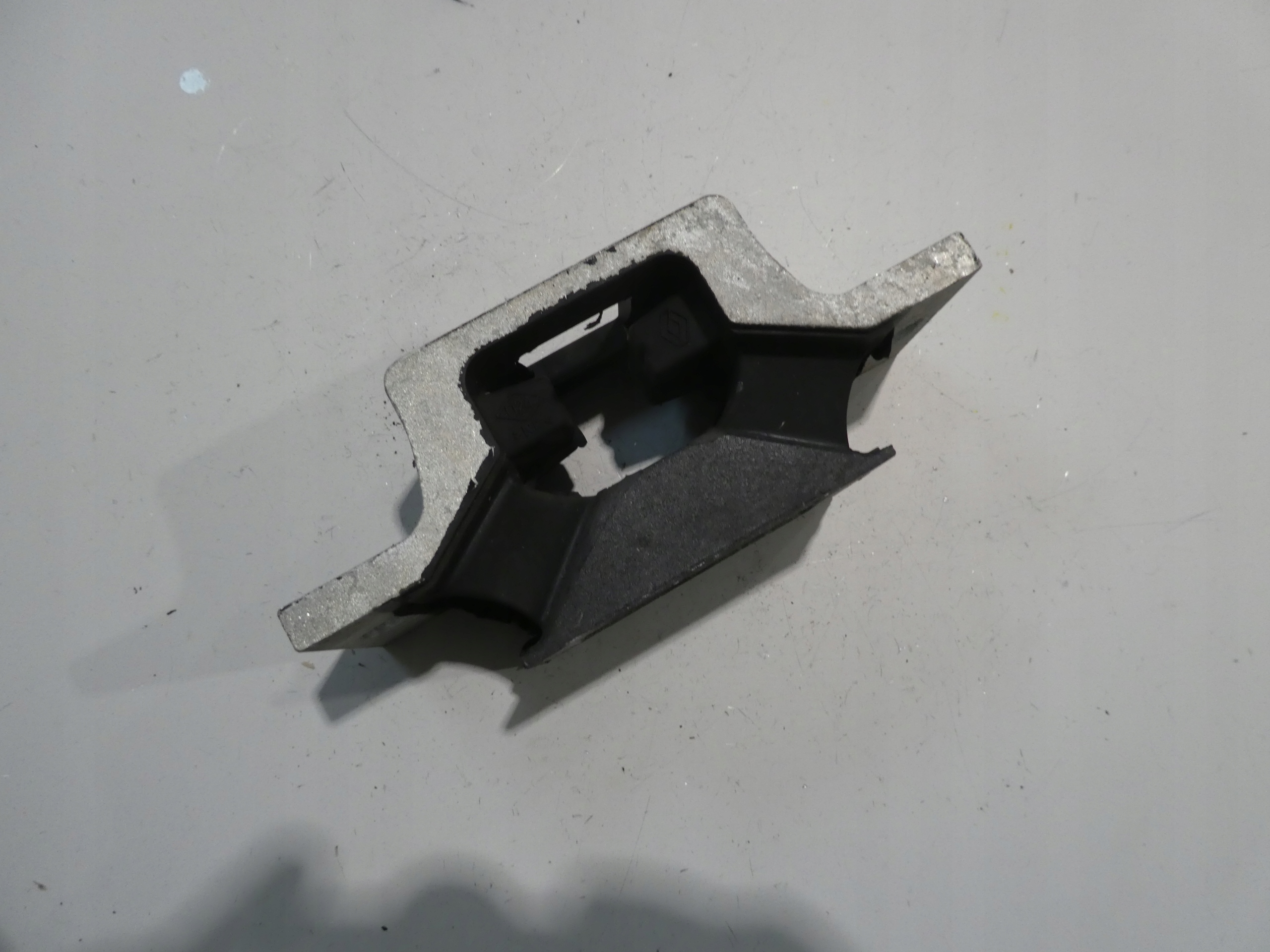 RENAULT MASTER III 2.3DCI engine mount 8200676857