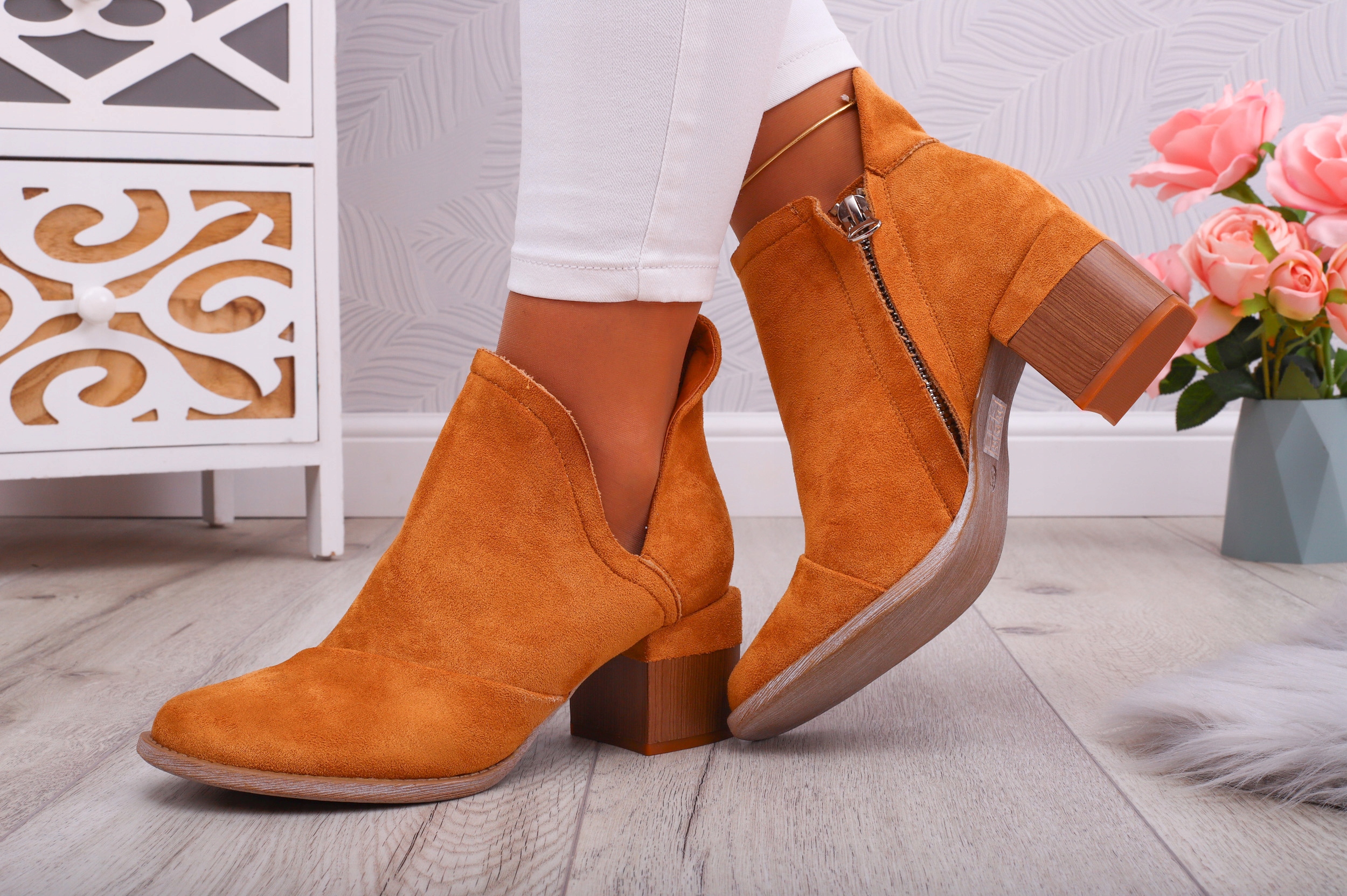 BOTKI DAMSKIE ZAMSZOWE NA OBCASIE Z WYCIĘCIEM Rozmiar 37