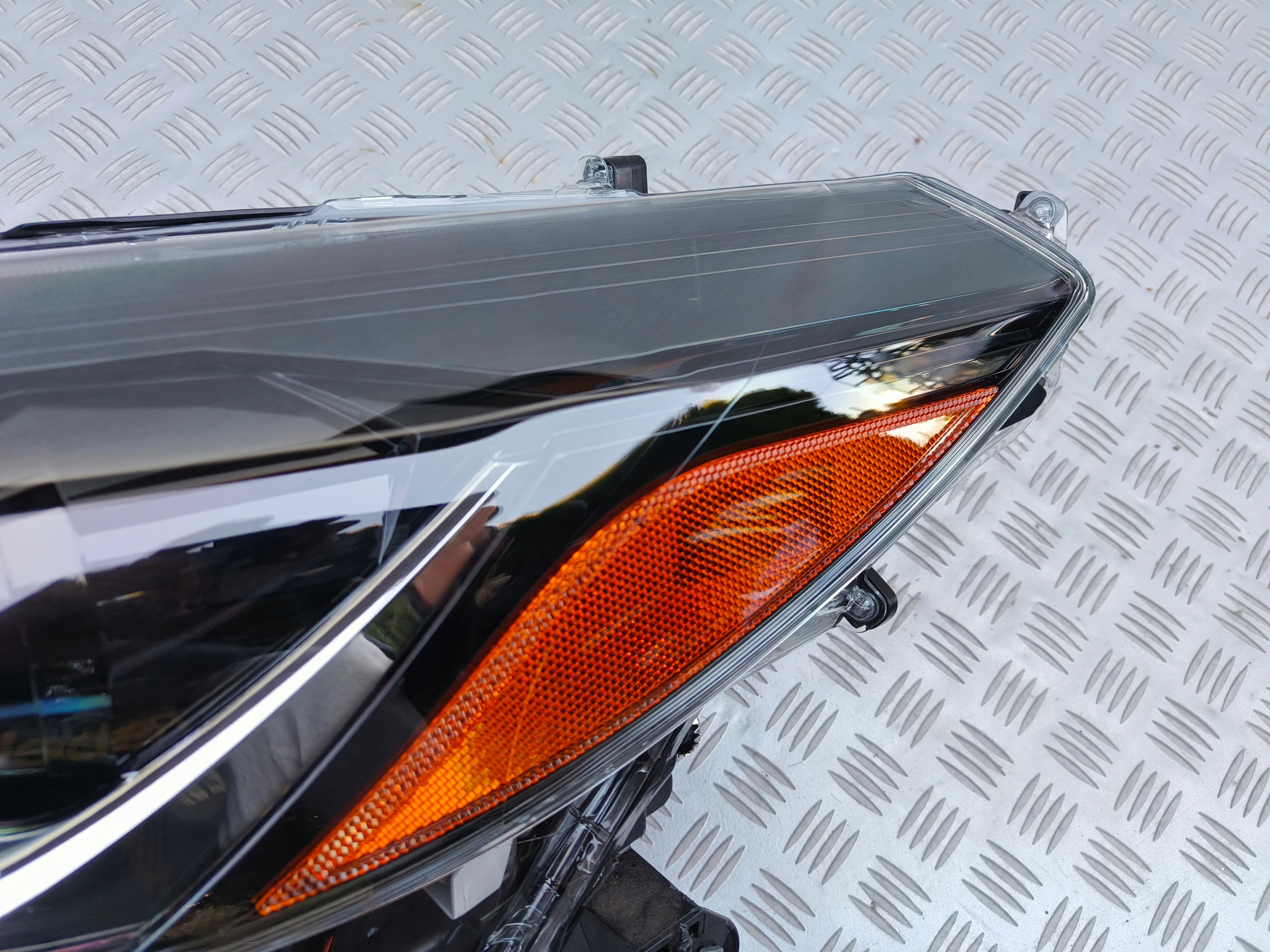 TOYOTA COROLLA CROSS 2022 2023 24- REFLEKTOR LAMPA BASE LED LEWA CIEMNA USA Producent części Toyota OE