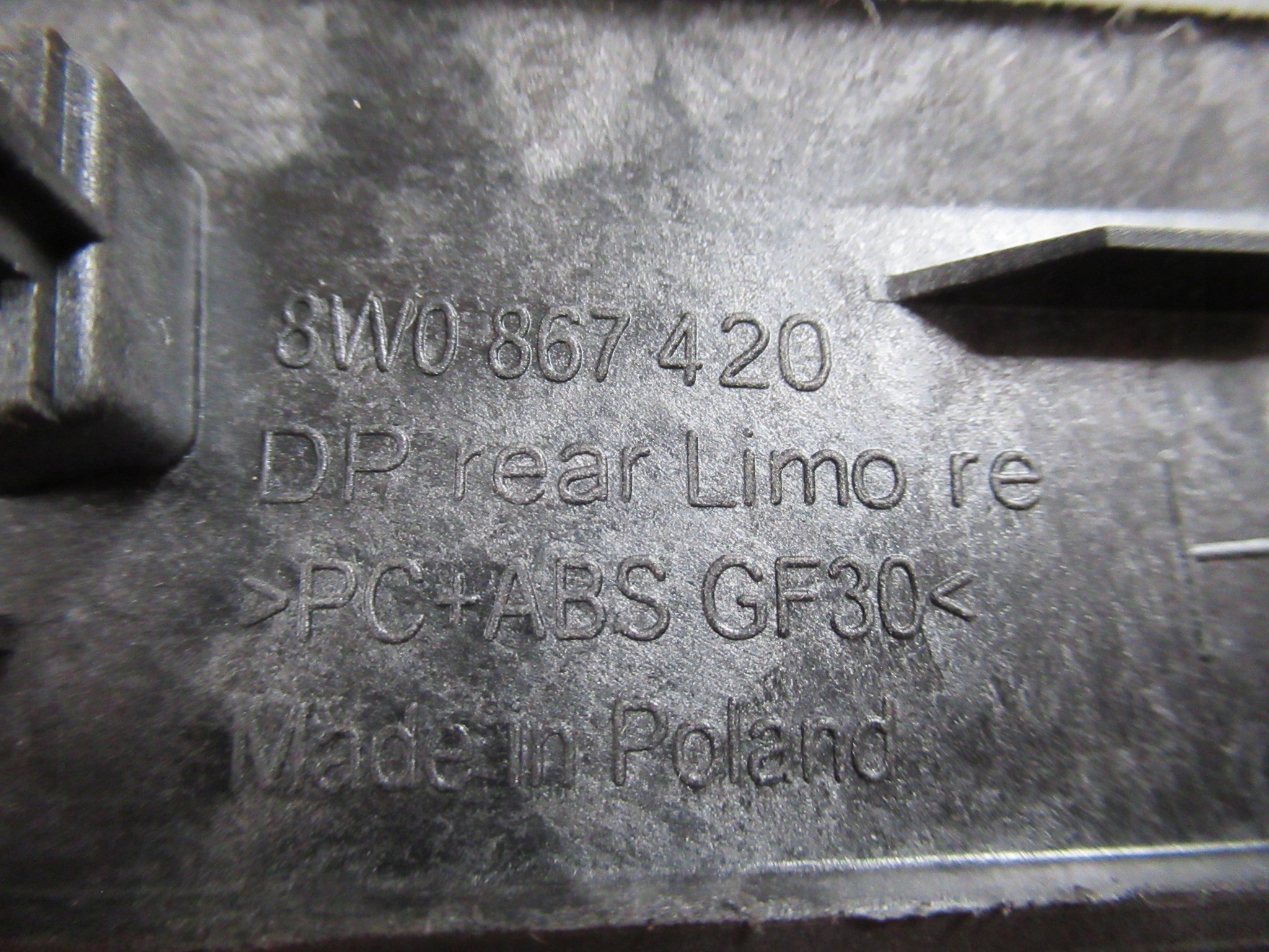 молдинг двери Audi OE 8W0867420