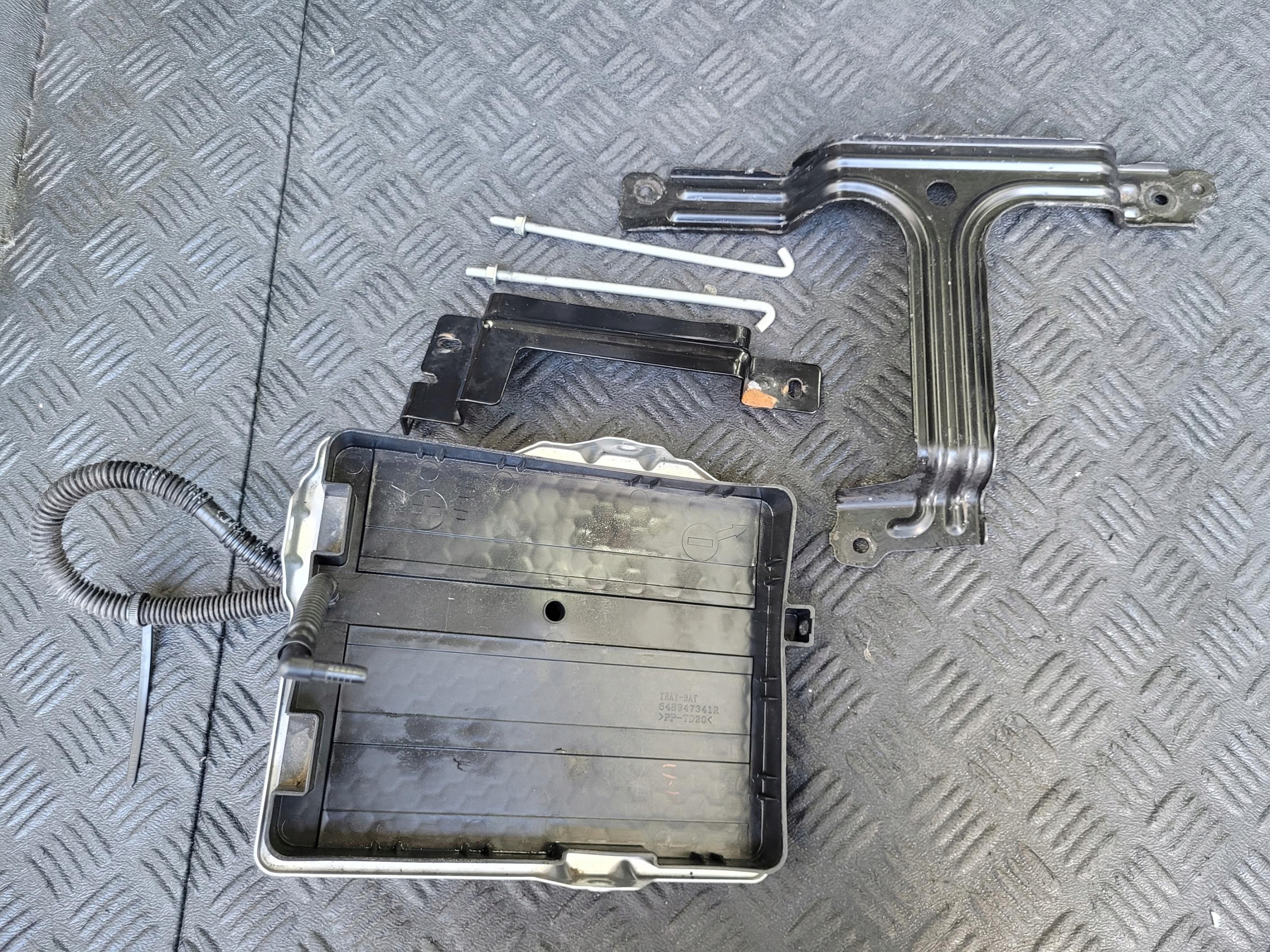 Grundlage Halter AKUMULATORA 648947341R DACIA SPRING