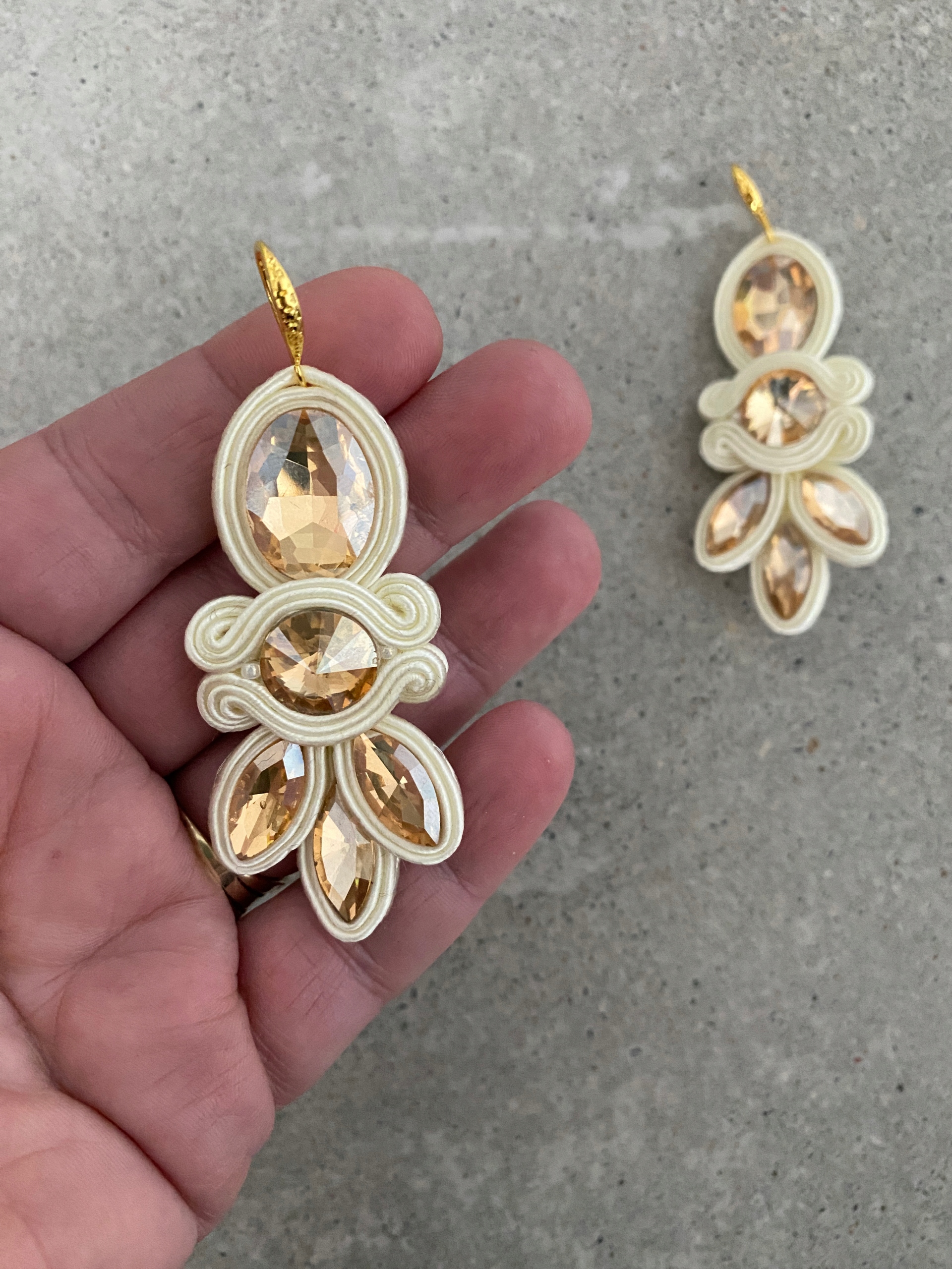 Champagne, beżowe, kremowe kolczyki ślubne sutasz Marka Inna marka