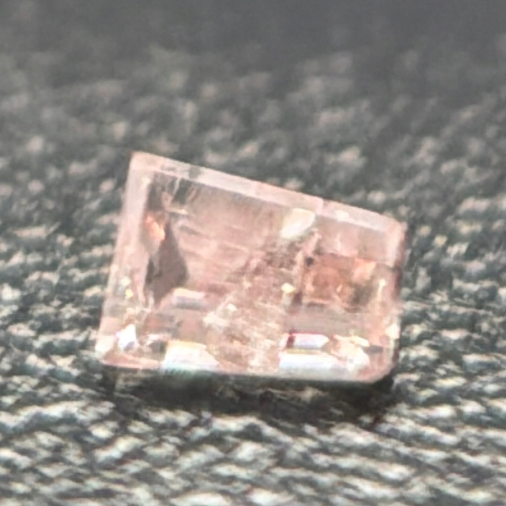 Přírodní diamant 0.01 ct Růžová bageta certifikát Wbd