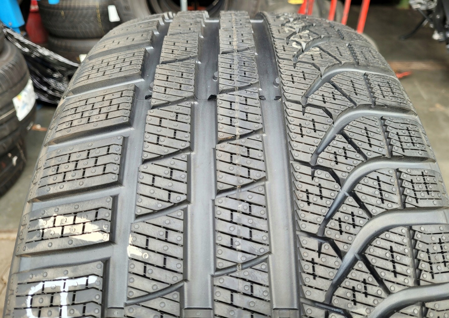 2x Pirelli P zero Winter 255/35R20 97W XL Z424A Model P Zero Winter