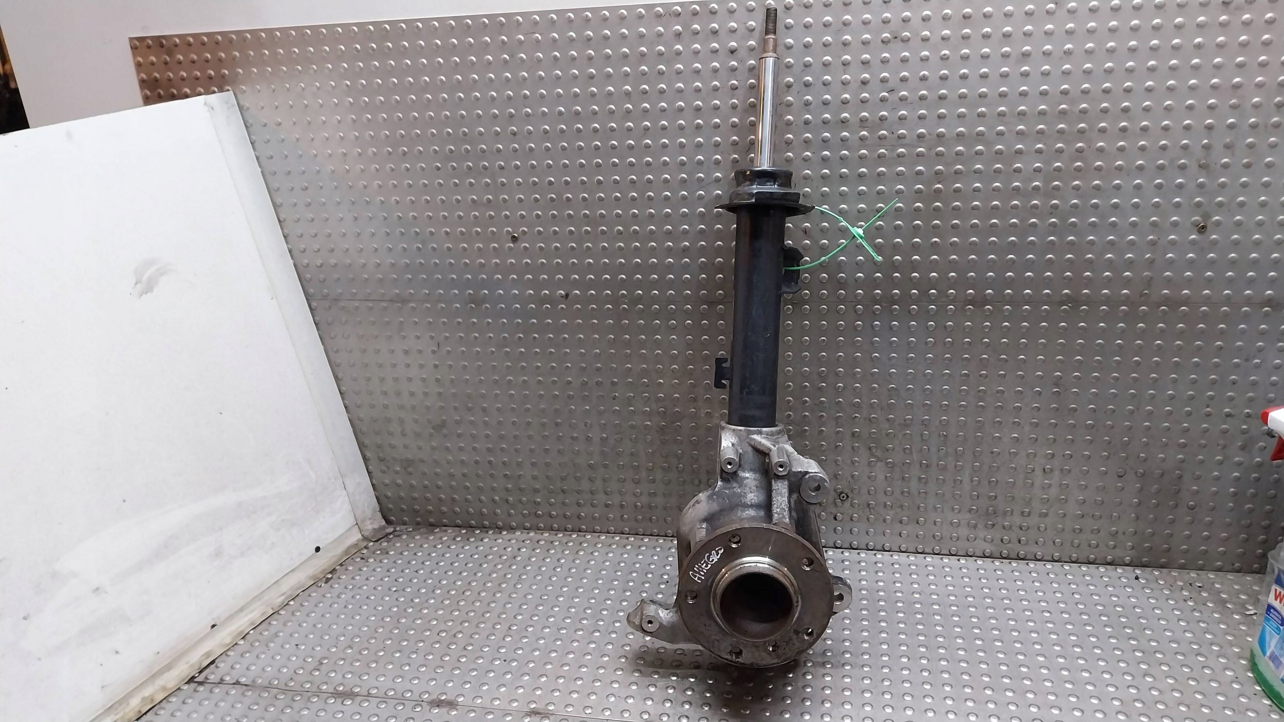 Mozzo FUSELLO ammortizzatore sinistra Anteriore 6764443 BMW E90 E91 E92 E93 E81 E82 E87