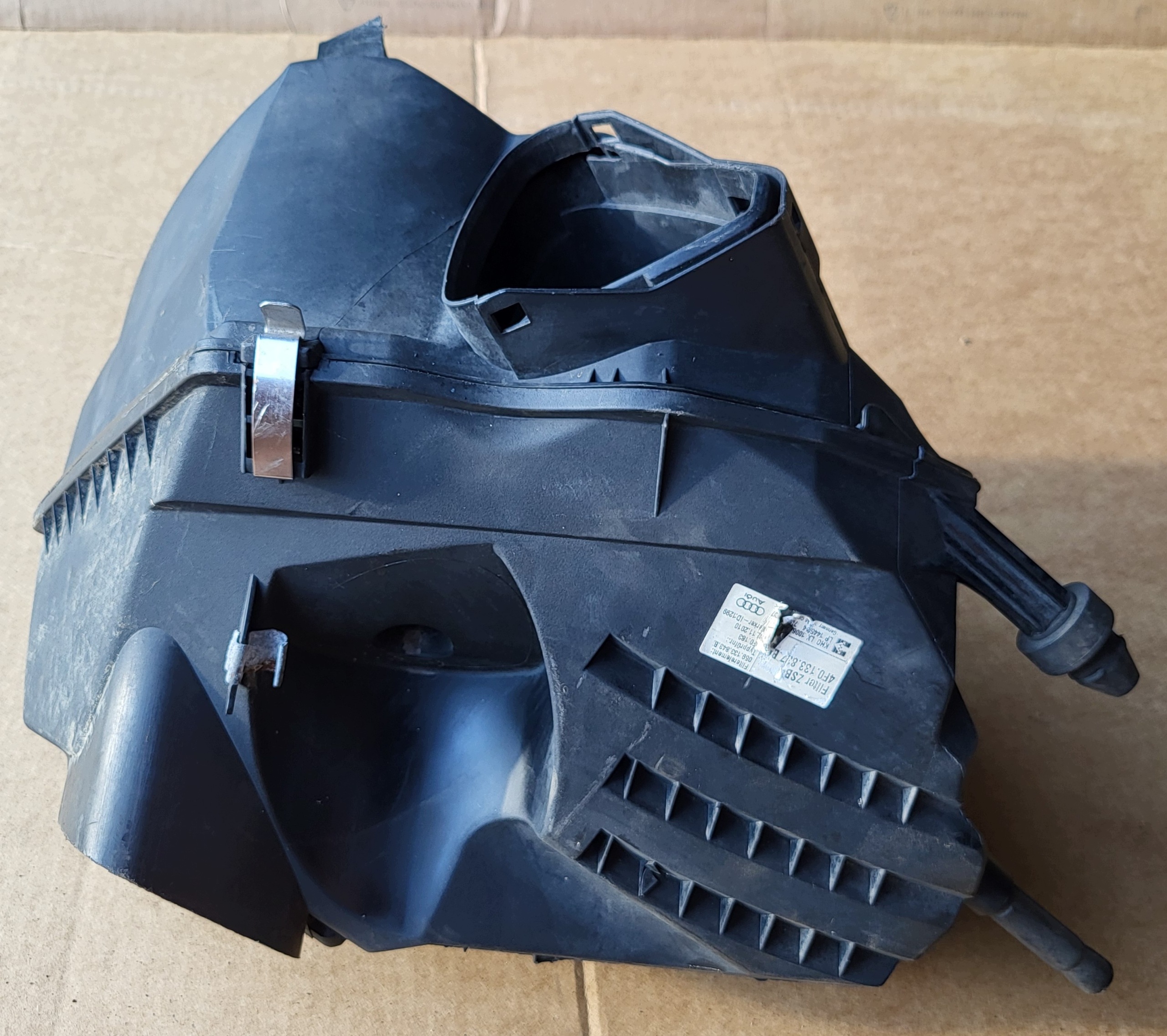 cover of a filter, air filter AUDI A6 C6 4F 4F0133837B 059133843B OE