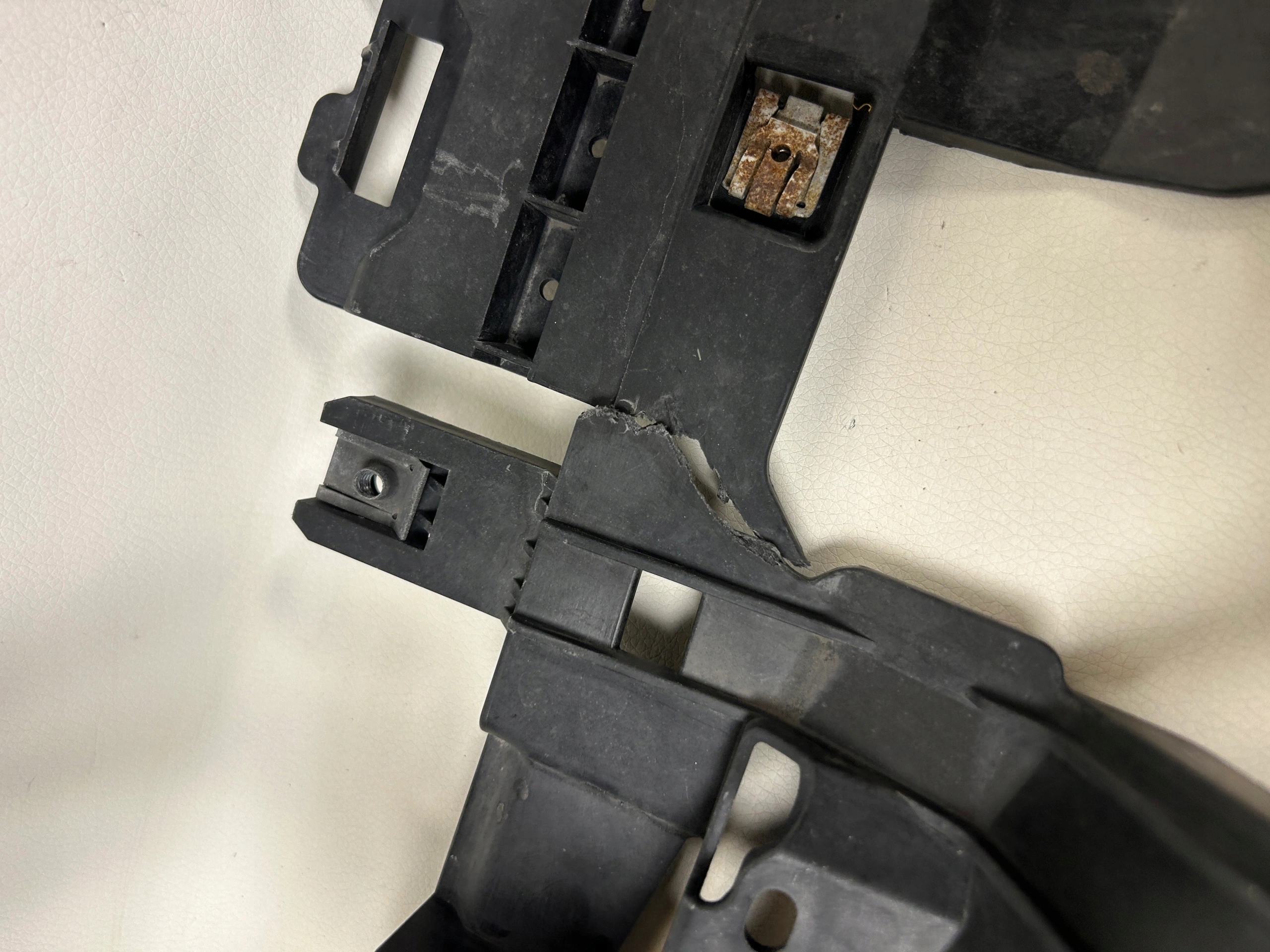 PORSCHE MACAN 95B pillar lower of a bumper wall support 95B805241B