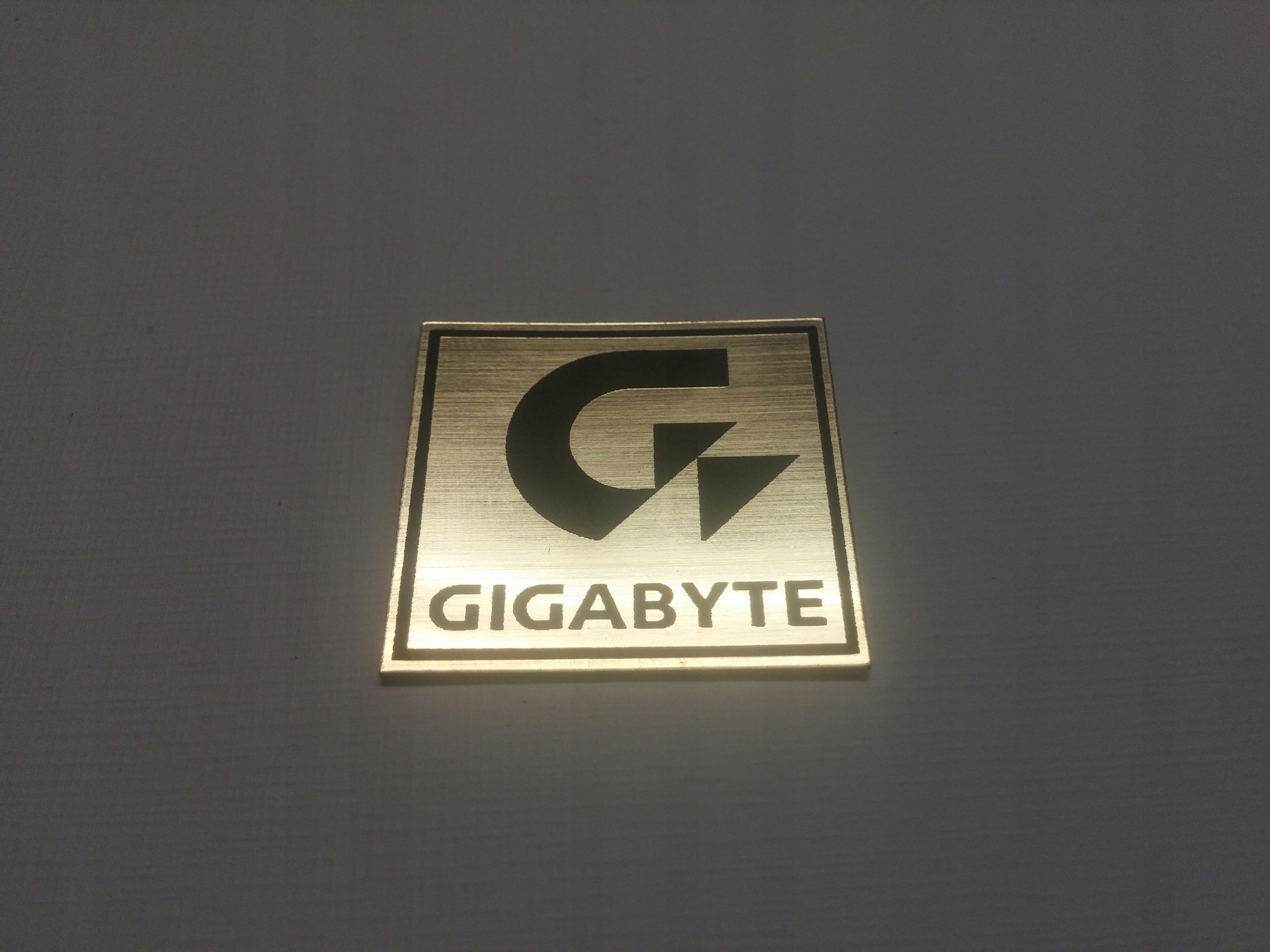 

Gigabyte naklejka emblemat 29 x 27 mm *złota
