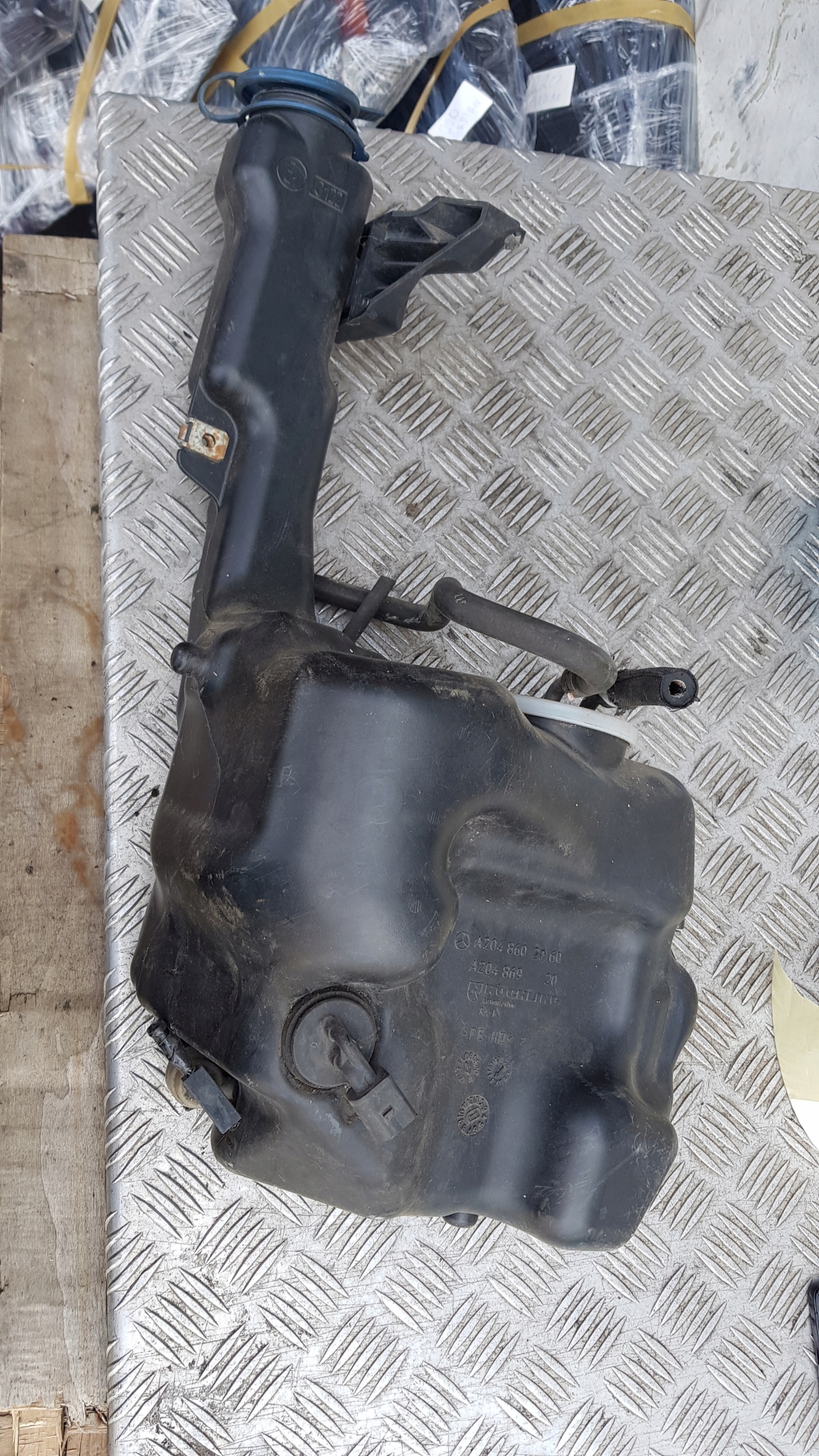 MERCEDES W212 serbatoio LIQUIDO LAVAFARI a2048602060 Pompa